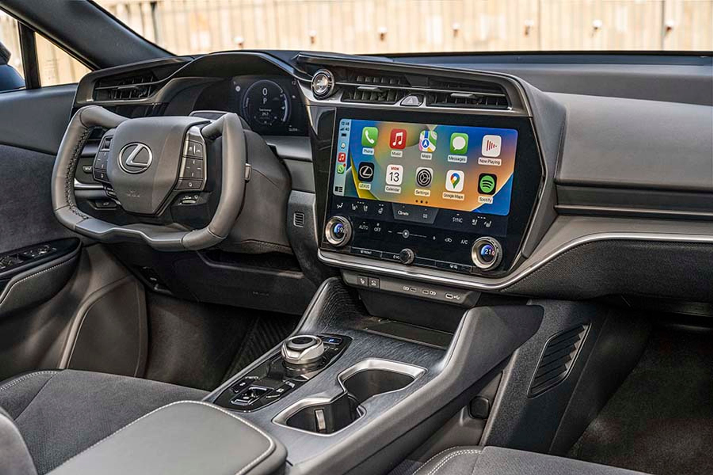 I 2025 tilbydes Lexus RZ med et Steer-by-wire-system, hvor den traditionelle fysiske forbindelse mellem rat og forhjul er erstattet af elektriske komponenter. Rattet kan kun drejes omkring en kvart omgang til hver side.