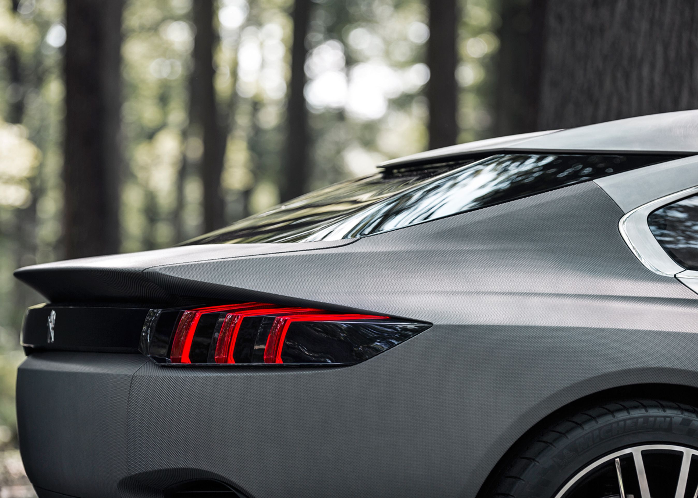 Lygterne er noget af det, vi skal forvente at se på en kommende stor Peugeot, siger en Peugeot talsmand. "Hajskindet" på bagpartiet er mere i spøg- og skæmtafdelingen.