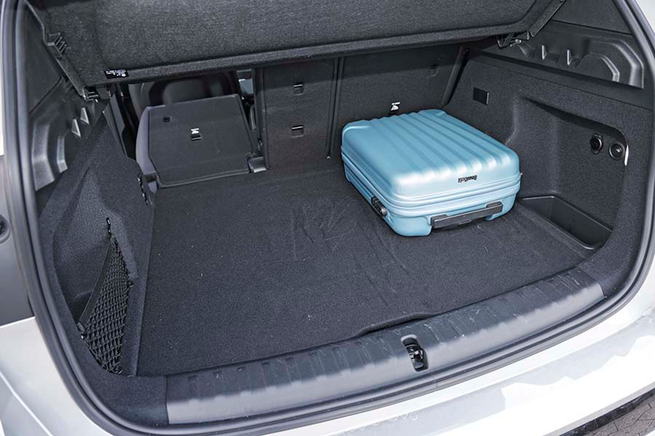 Der er et lille rum under bagagerummet til kabler, men det store rum er ganske kvadratisk omend ikke så højt. Samlet set er bagagerummet på 490 liter, så der er rigeligt med plads til de fleste familier.