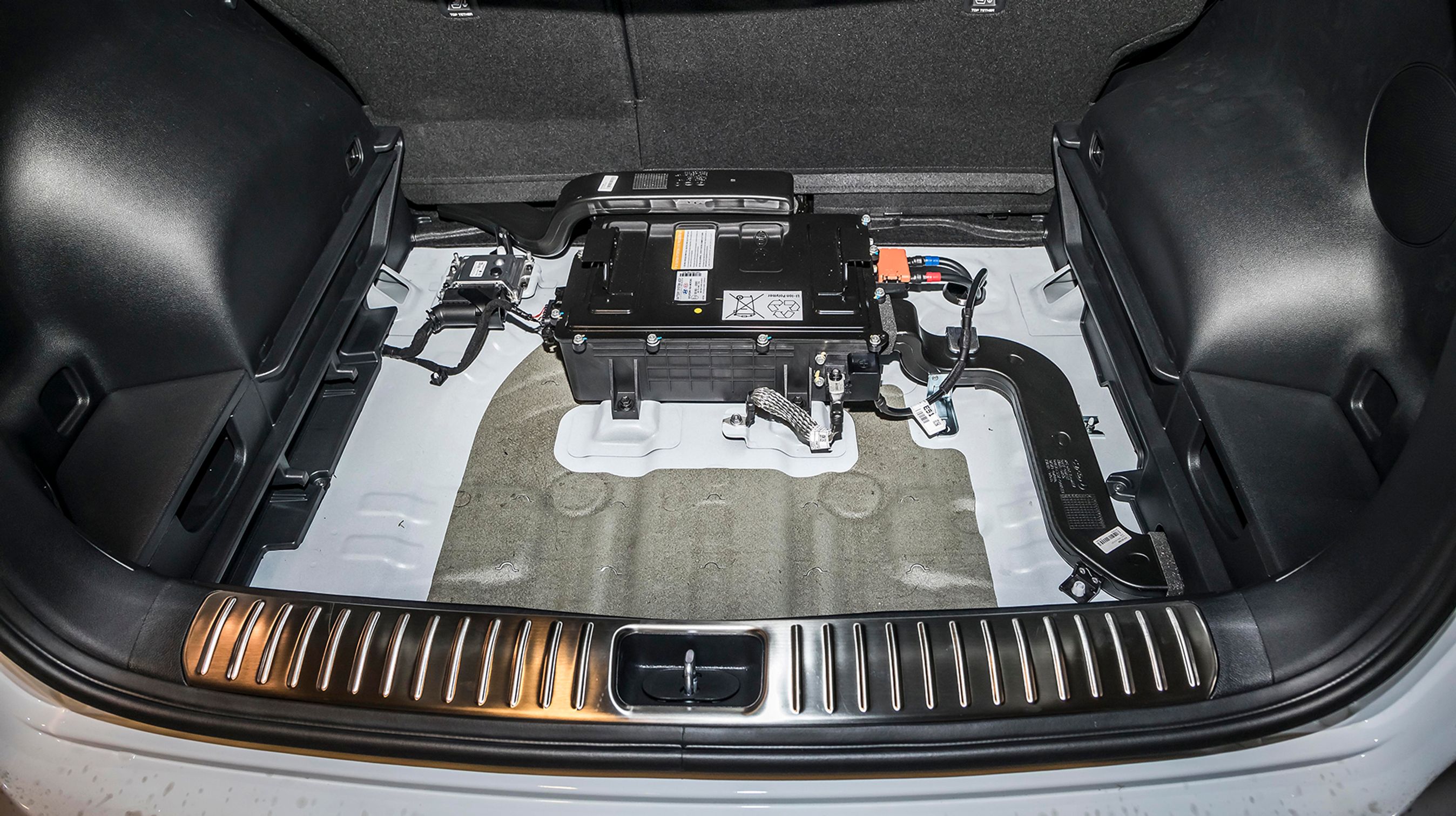 Det er dette store batteri under gulvet i bagagerummet, der er årsag til den noget mindre bagageplads og den – i teorien – lidt bedre brændstoføkonomi.