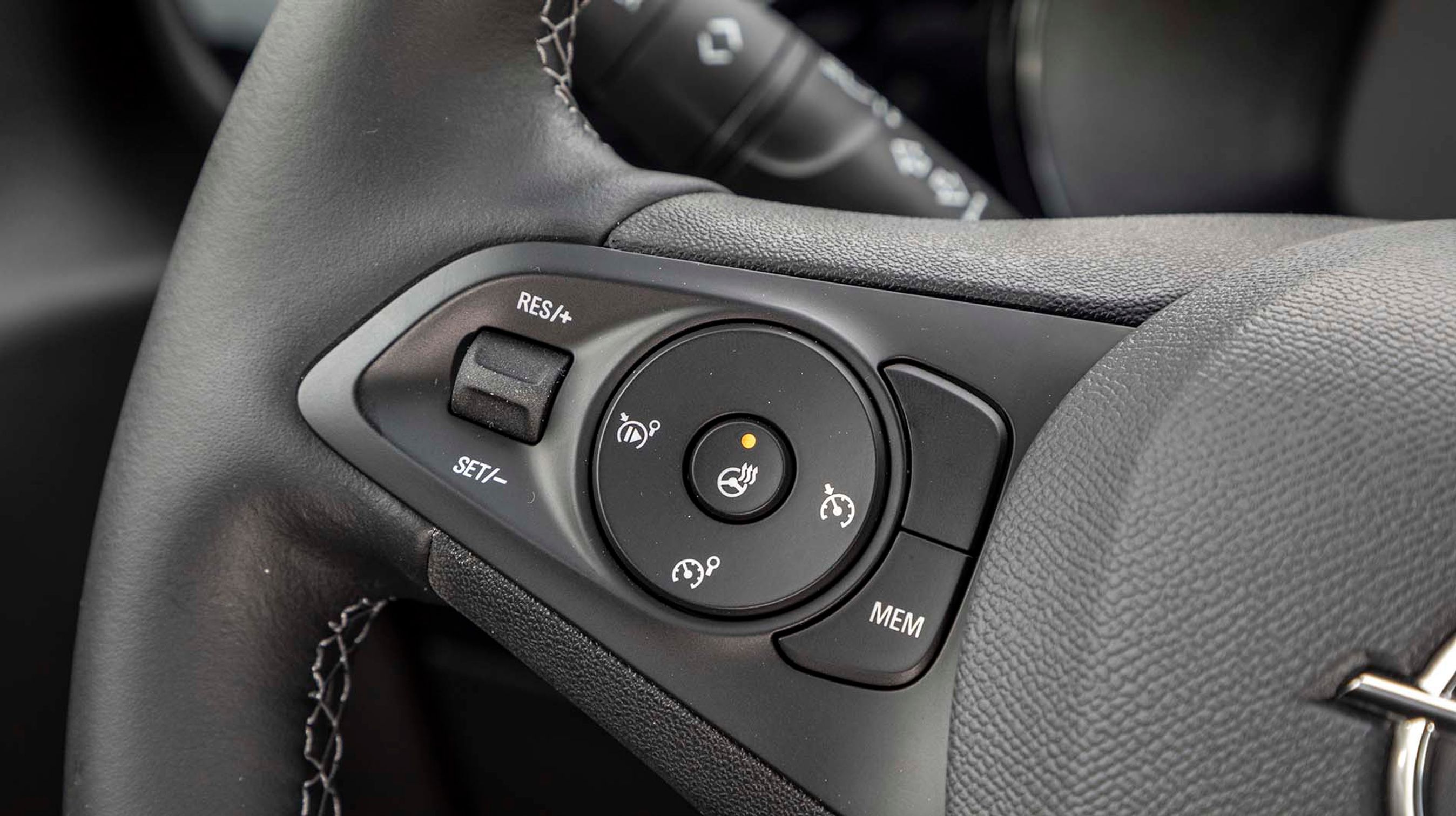 Fartpiloten styres fra rattet, der i øvrigt er elopvarmet. Ren adaptiv fartpilot fås som ekstraudstyr til 11.000 kr.