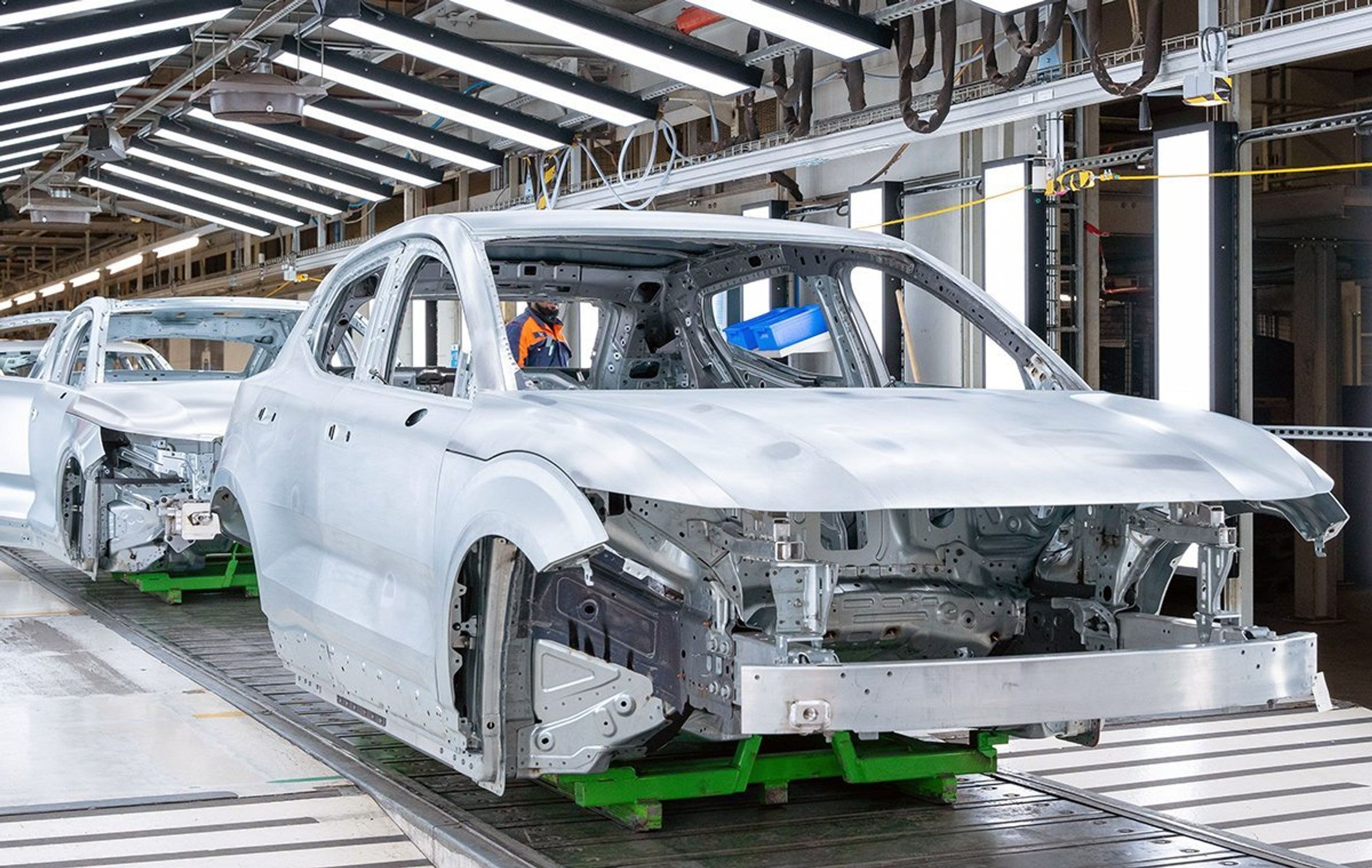 Bilkarrosserier klar til maling.