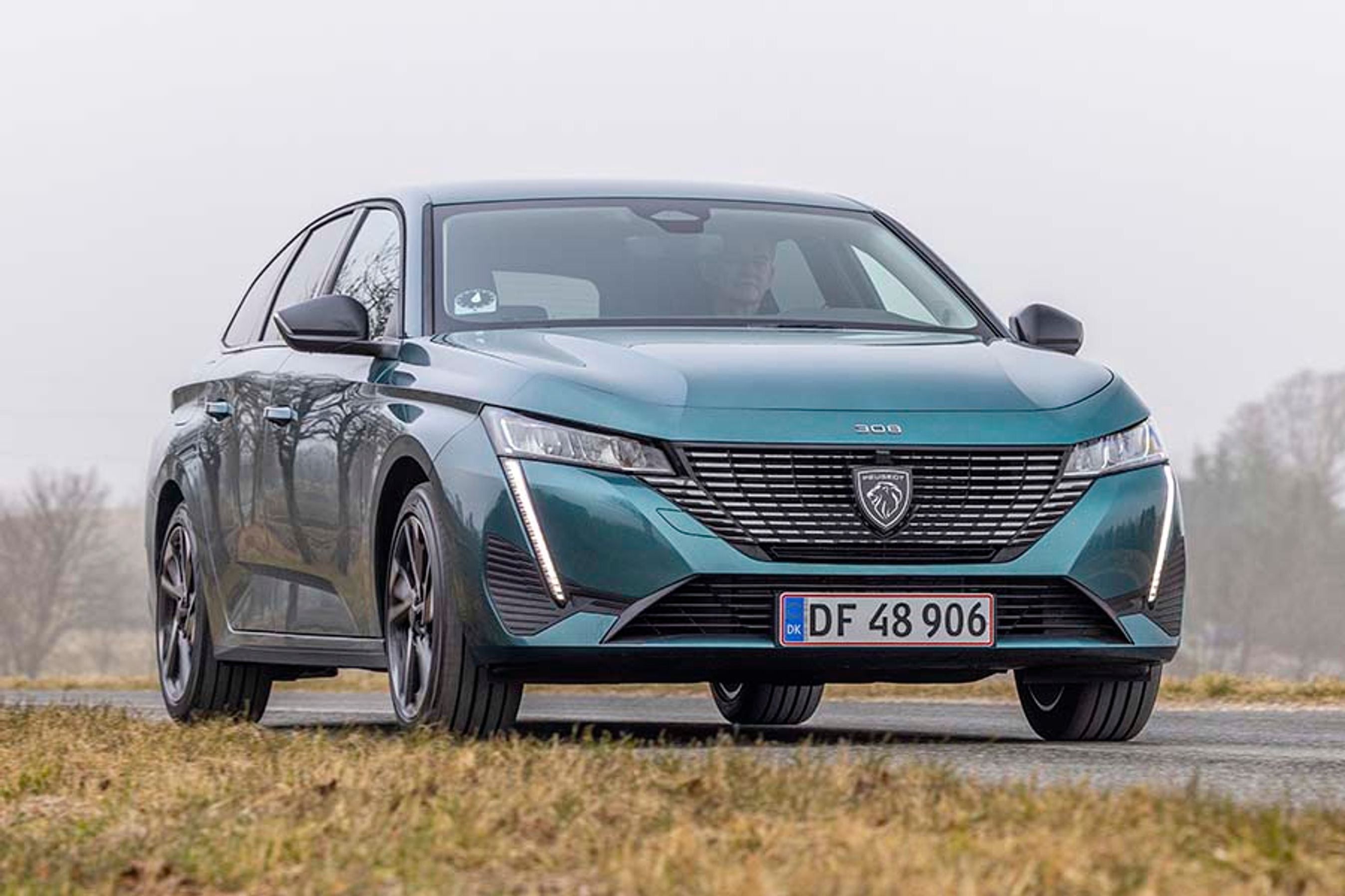 Der er LED-lygter hele vejen rundt om bilen, men du kan ikke få adaptive LED-forlygter til dieseludgaven af 308. Det er en del af GT-udstyrsvarianten, der kun fås som plugin-hybrid. 