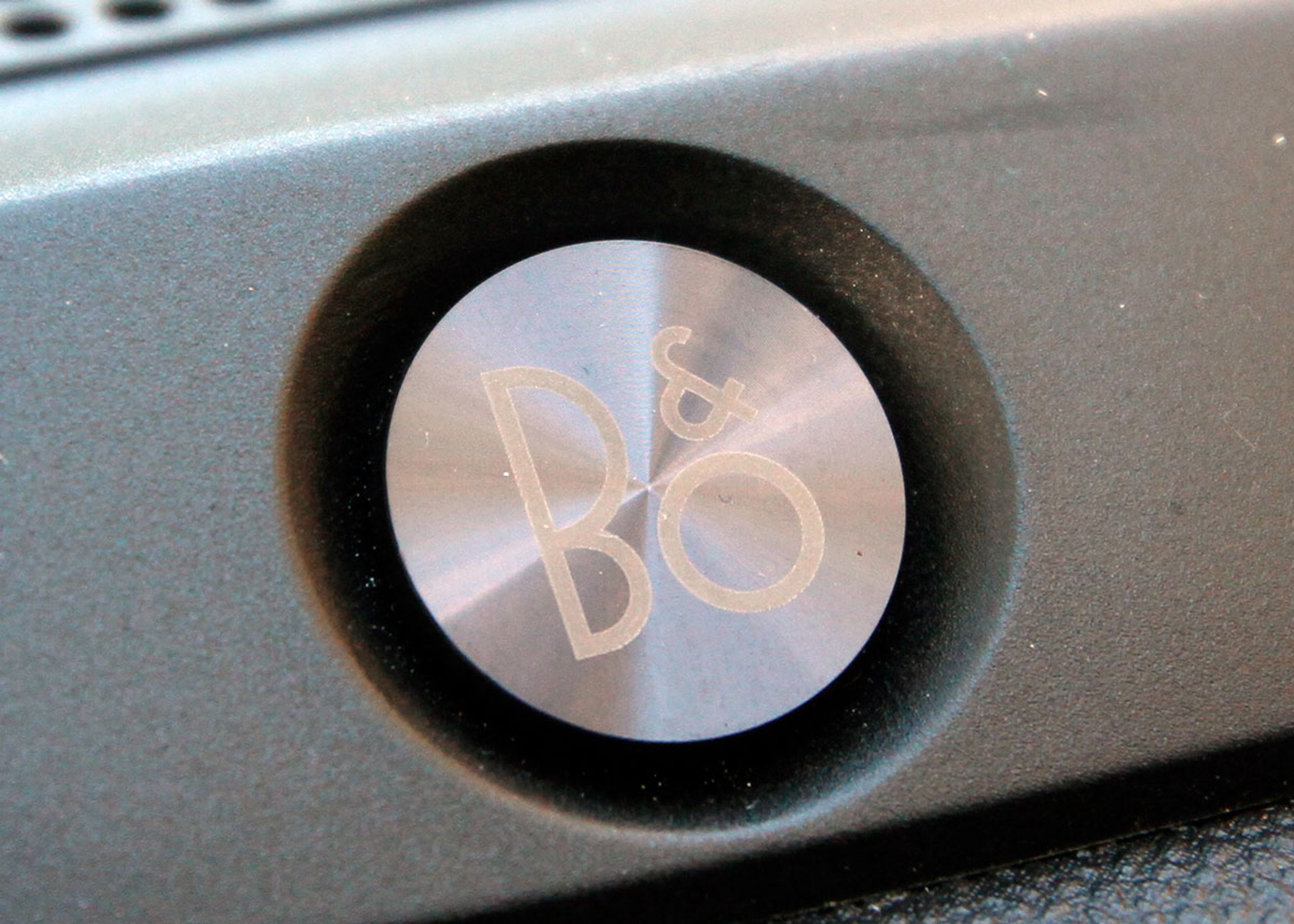 Eneste synlige hilsen fra Struer til Detroit/Köln er denne aluminiums-'knap'.