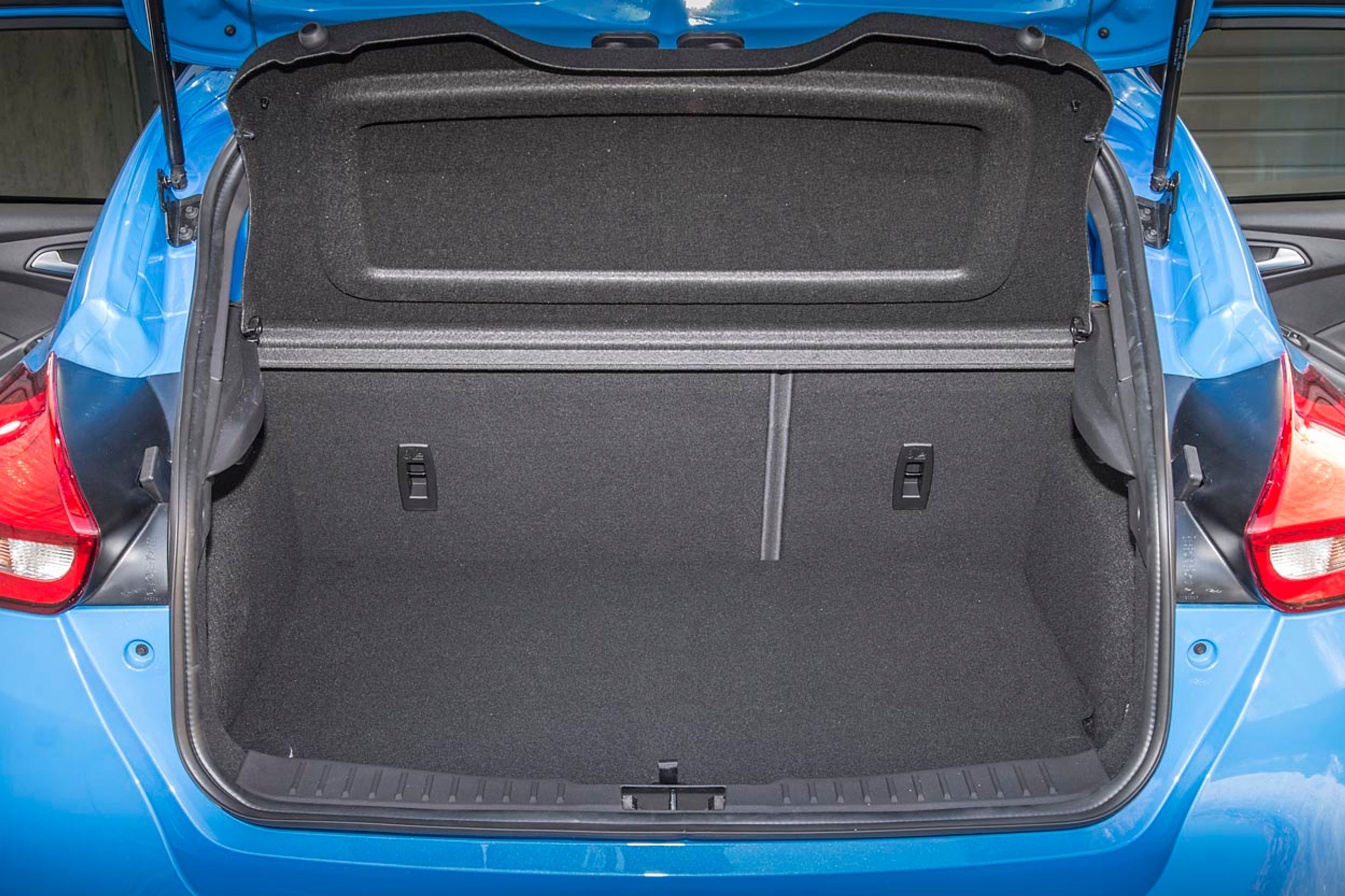 Den største praktiske pris, der betales for konvertering fra Focus til RS, er i bagagerummet. Differentialet ligger under bagagerummet, der derfor er skrumpet fra 385 til 260 liter.