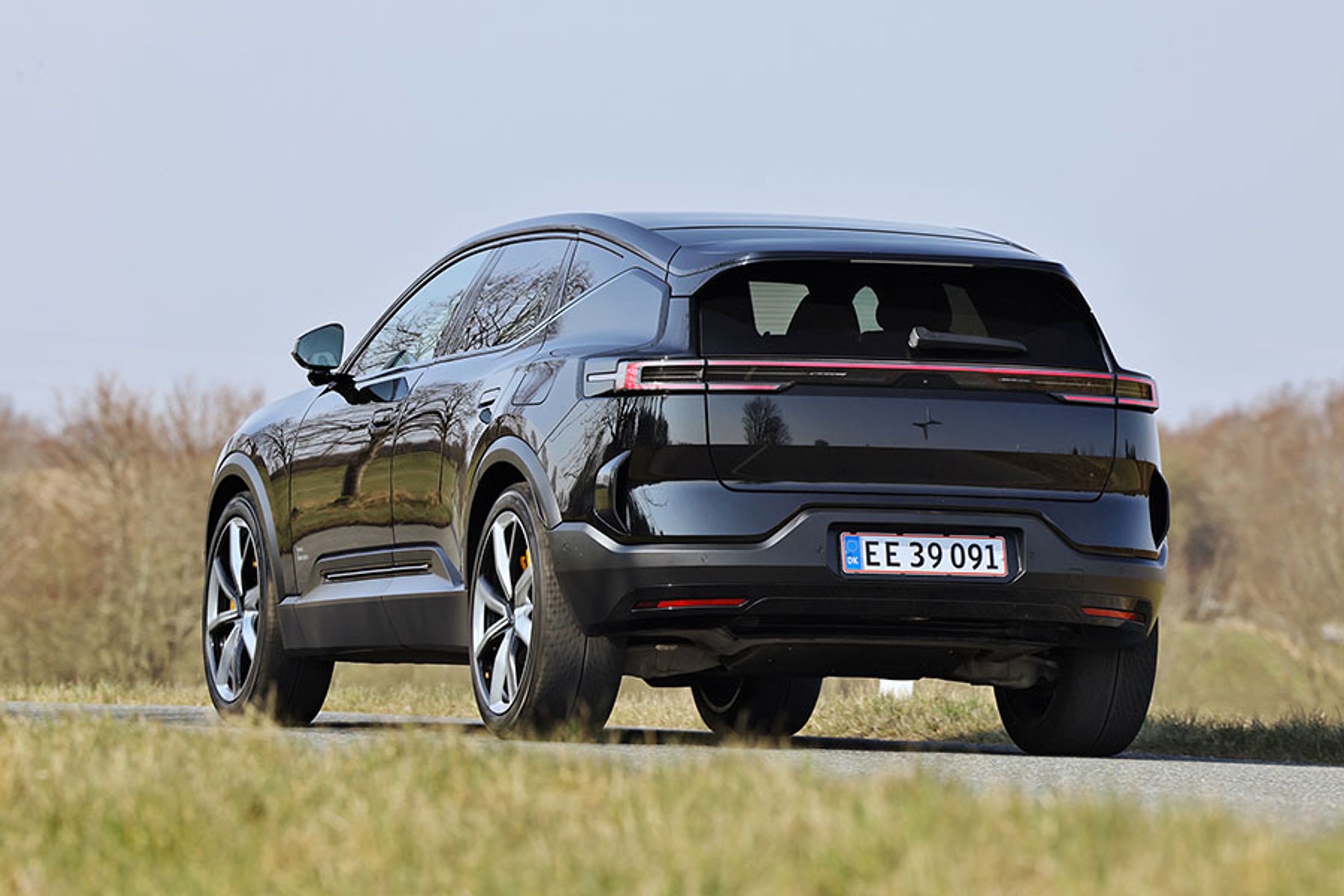 Polestar 3 set bagfra, mens den kører på landevej