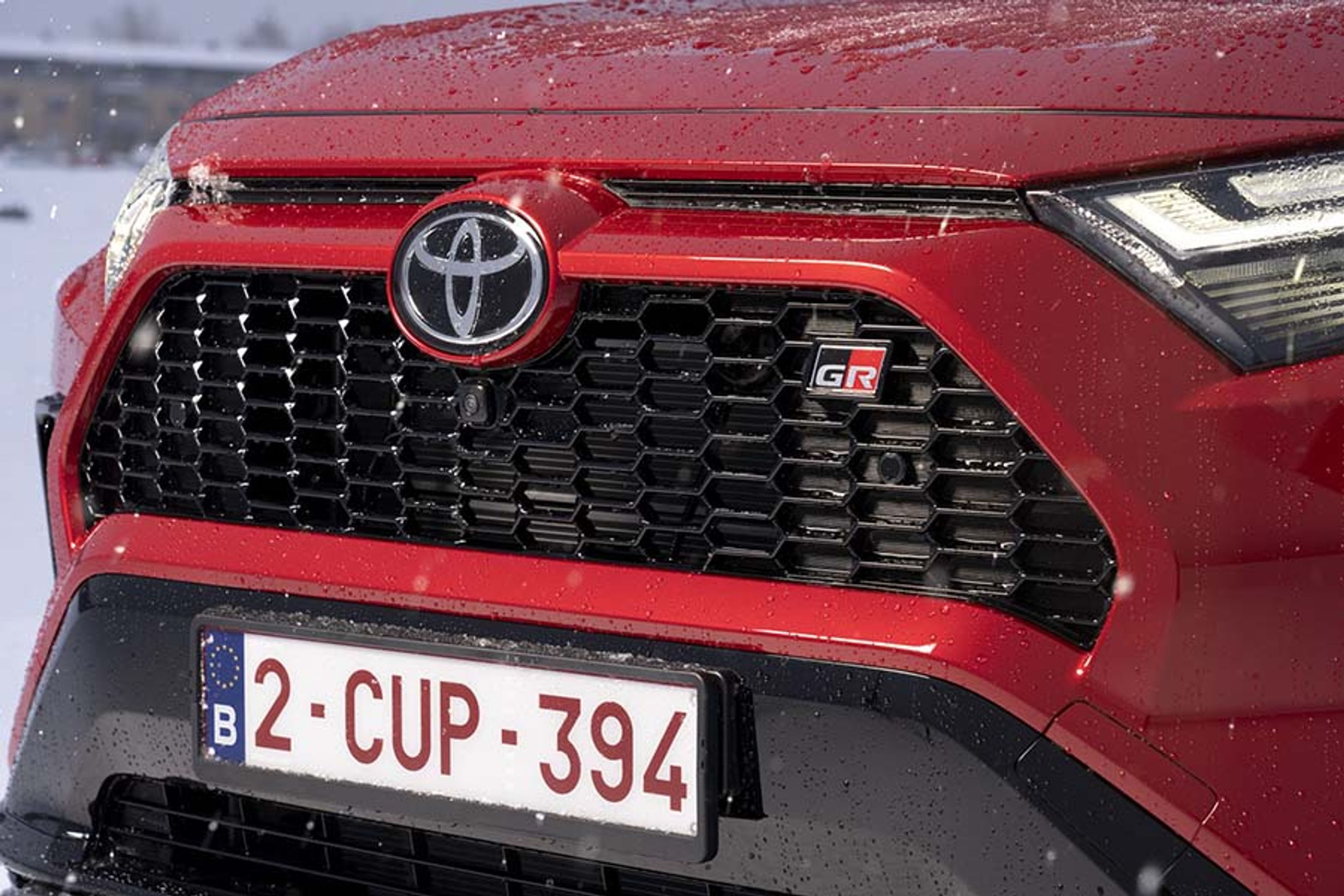 GR-udgaven af Toyota RAV4 har et lille emblem i fronten foruden særlige GR-logoer i læderindtrækket.
