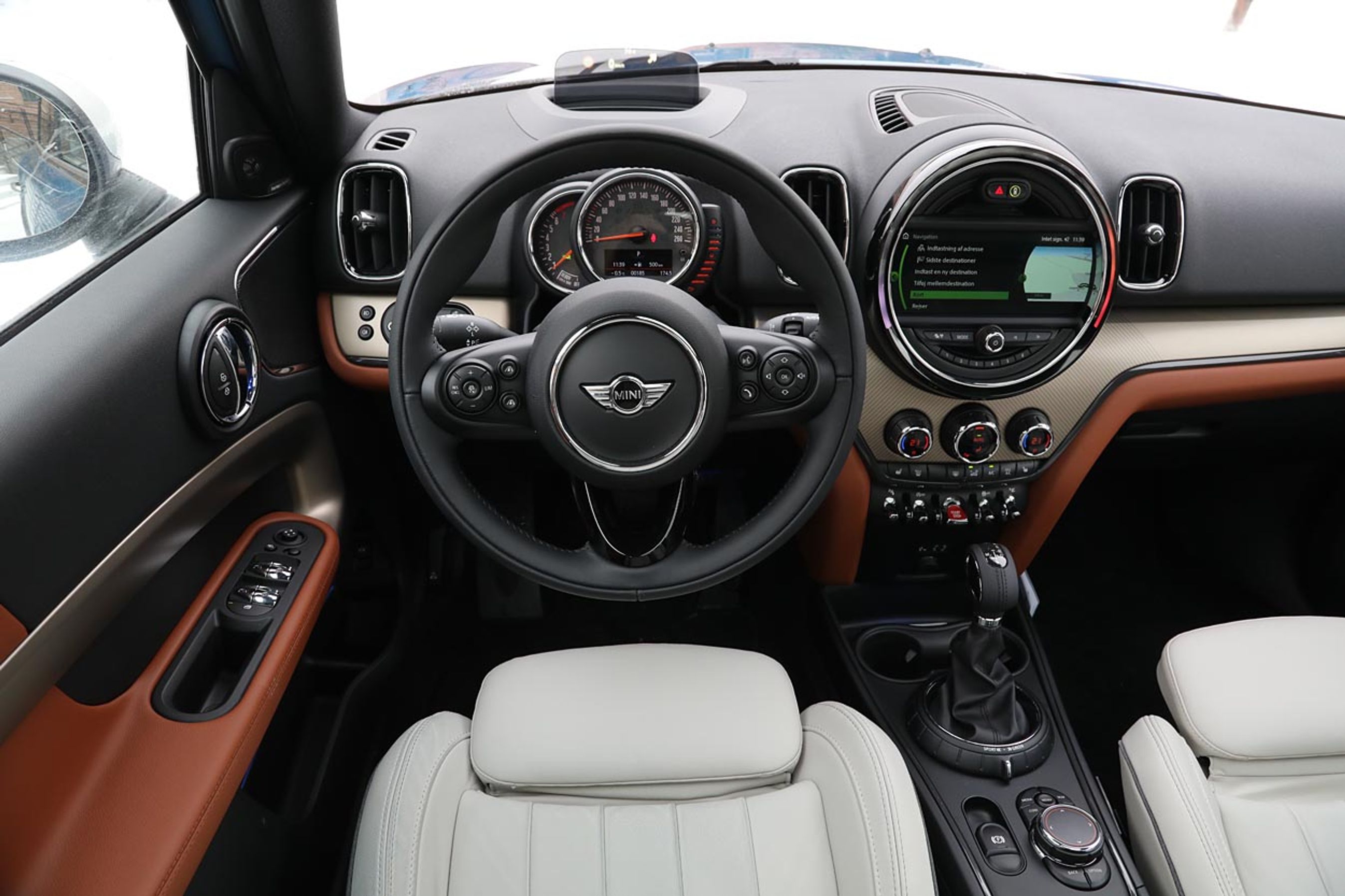 Mini er desværre gået væk fra det store speedometer i midterkonsollen, som var på den første genfødte Mini. Med den firkantede skærm bliver den runde form en lidt underlig historisk designreference. Foto: Karsten M. Lemche, FDM