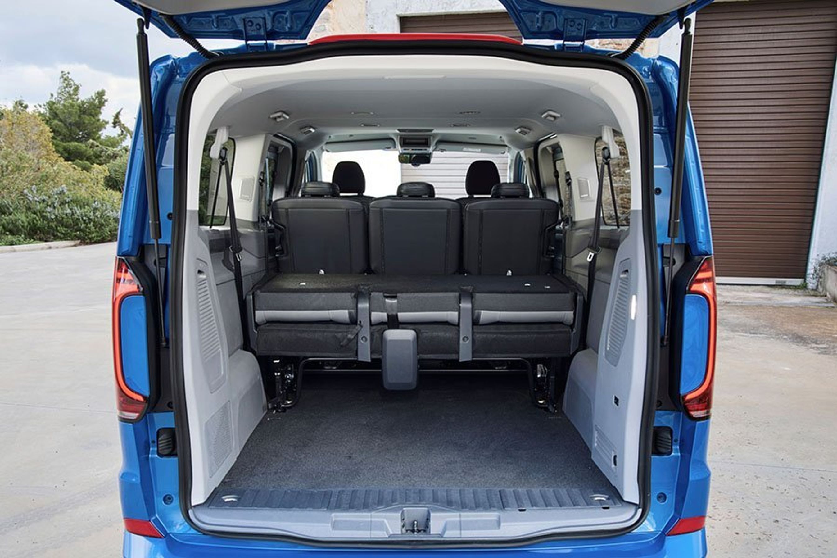 Stort bagagerum i en VW e-Caravelle