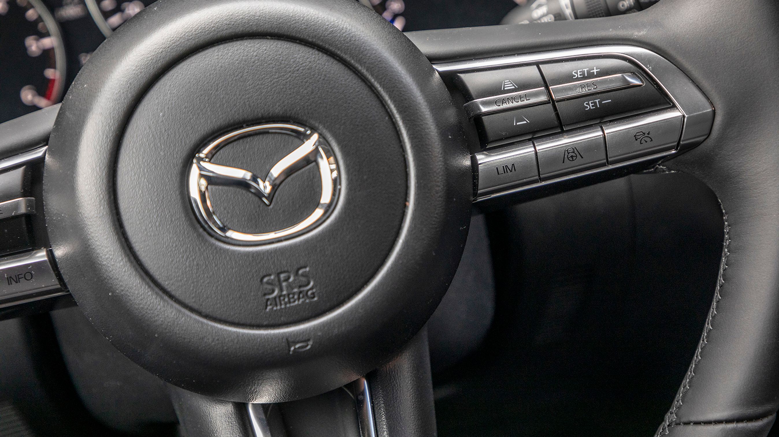 Adaptiv fartpilot er standard, og det er godt. Men den er noget abrupt i sin funktion, og det kan til tider være generende. Det er set bedre.