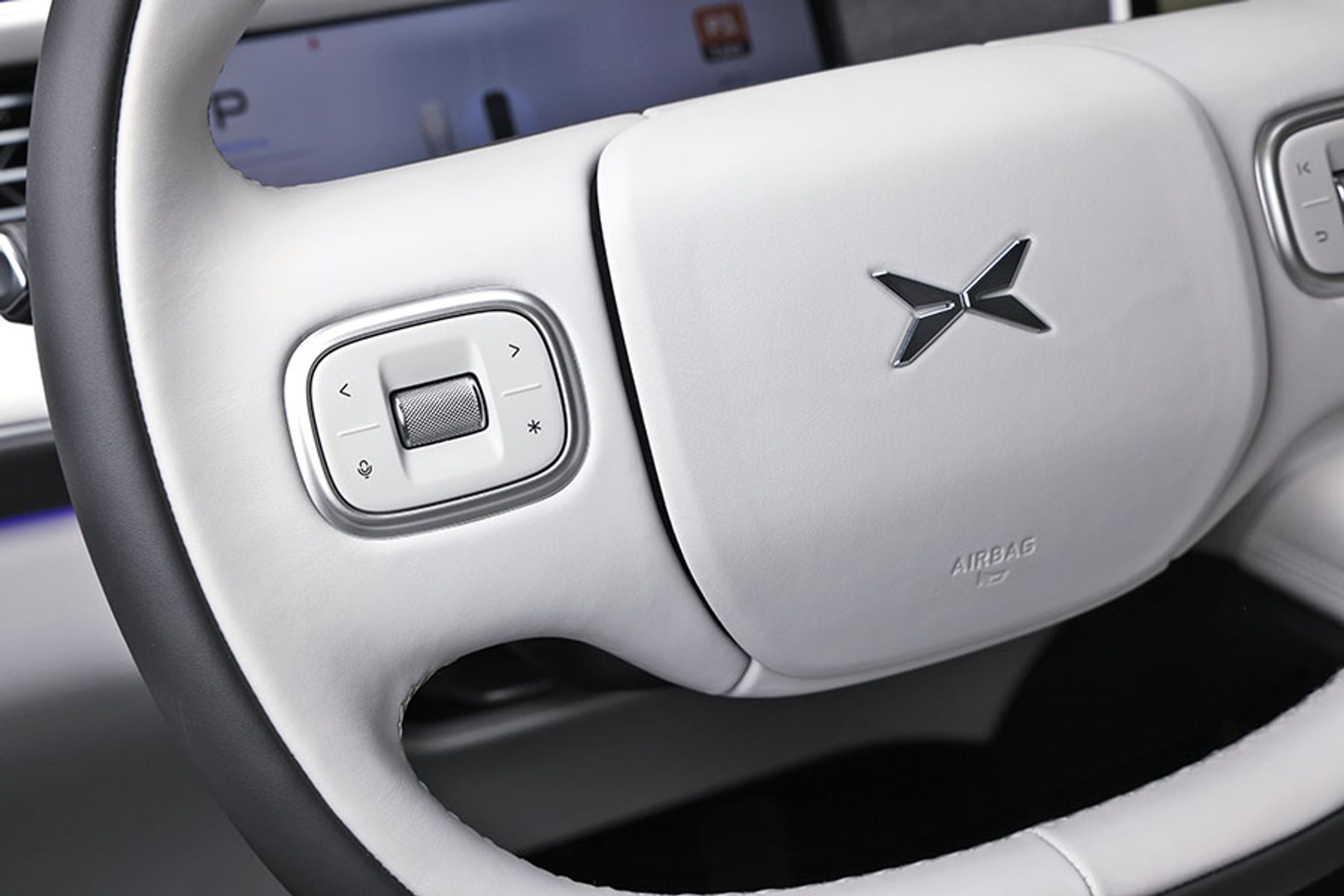 Knapperne på rattet har flere funktioner. Normalt styrer de temperaturen i klimaanlægget, men når fartpiloten er aktiveret, styrer de hastigheden. Det kræver en del tilvænning.