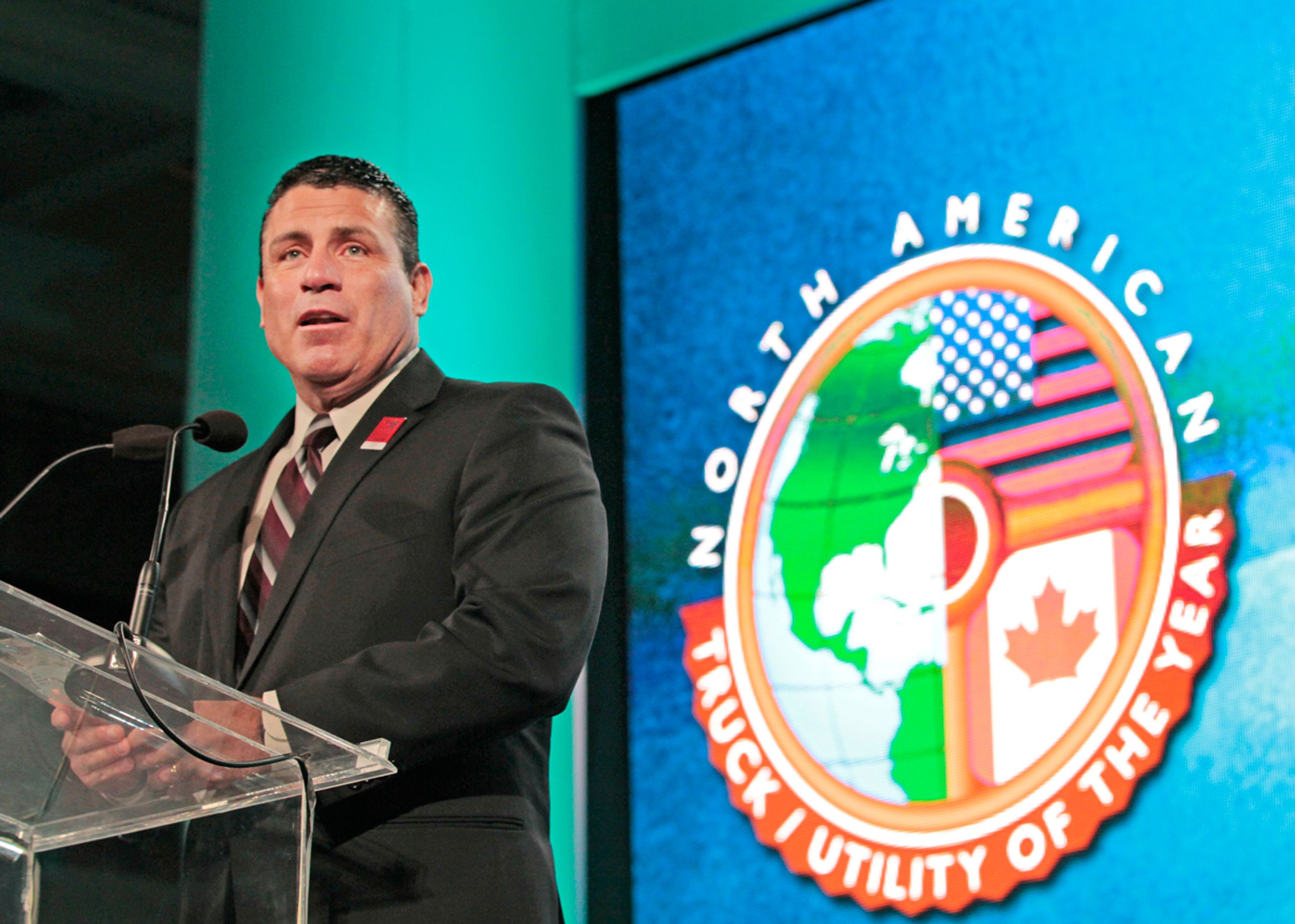 Priserne North American Car of the Year og North American Truck of the Year kåres af en jury på 49 fagjournalister.