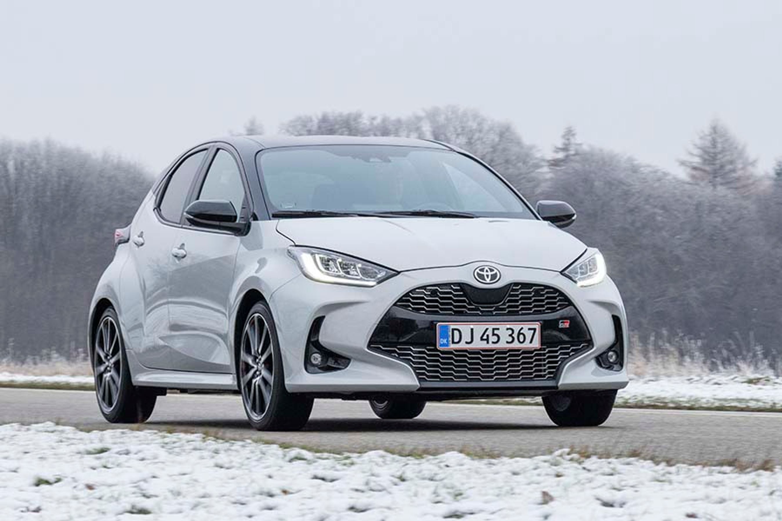 GR Sport-versionen af Yaris har en mere aggressivt formet front og et lille GR-logo i bilens venstre side. 