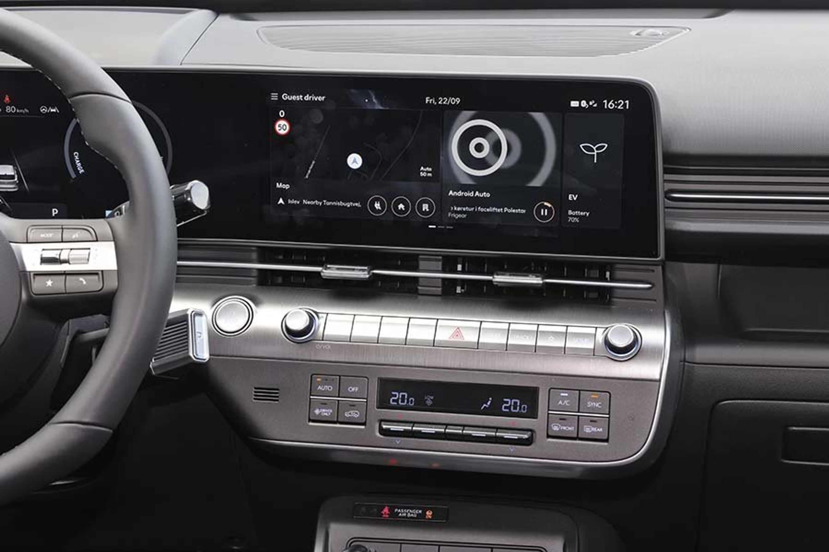 Stor skærm i en Hyundai Kona EV.