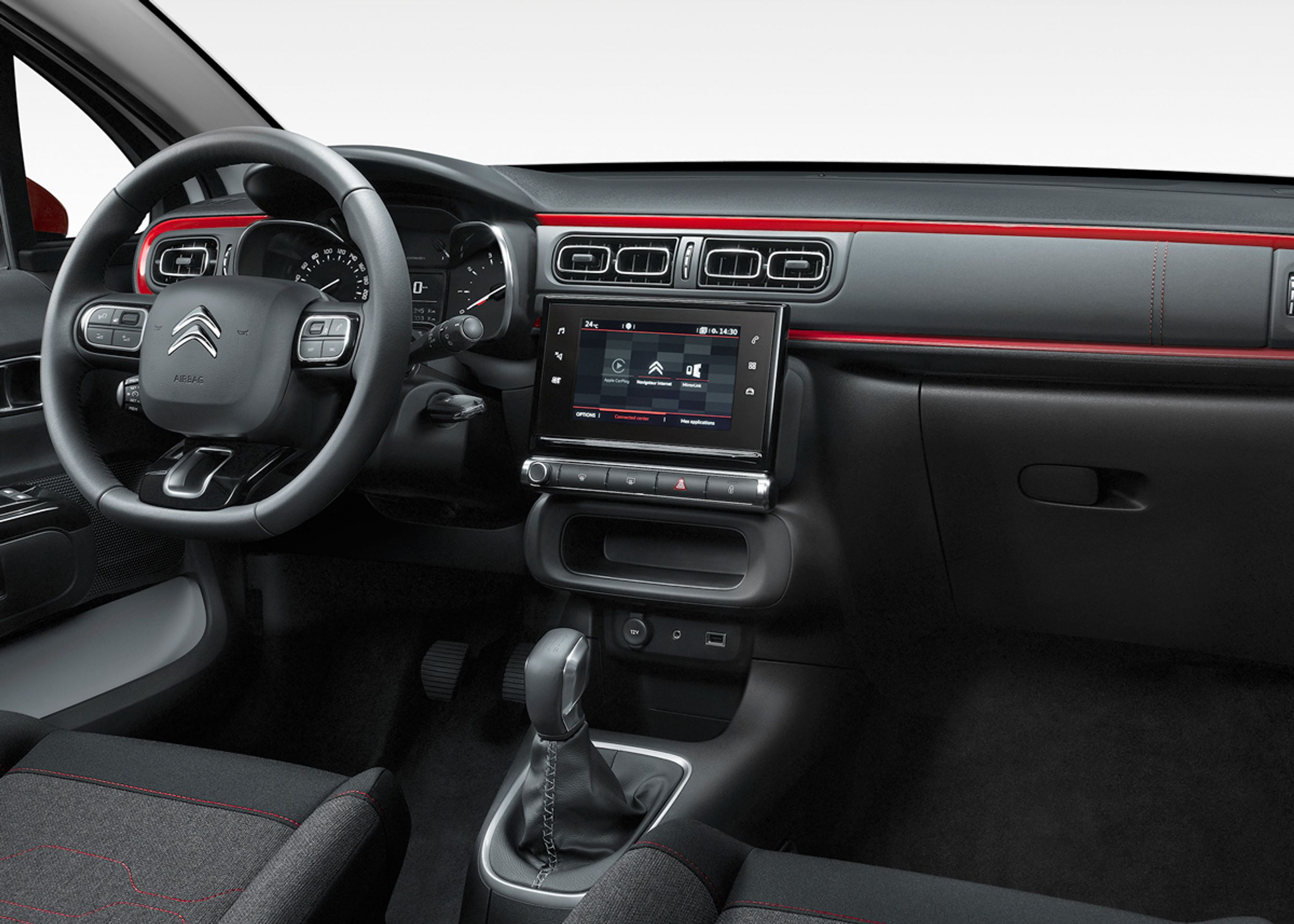 Instrumentbordet i C3 er kraftigt inspireret af Citroën Cactus, men her er skærmen bedre integreret. Bemærk hvordan de afrundende rektangler går igen ved luftdyser, dørgreb, ratknapper og fralægningsrum.