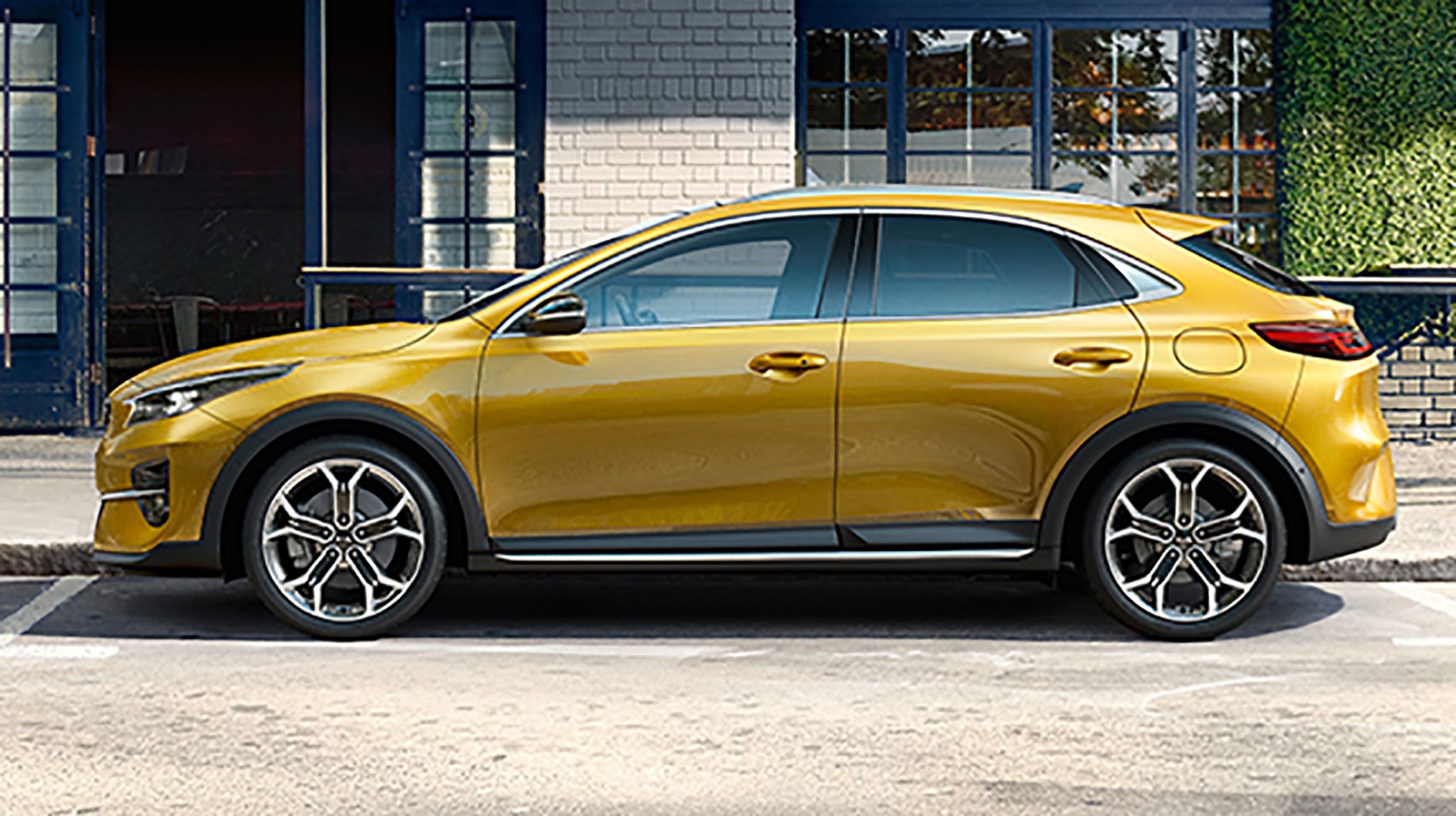 Der er tale om en femdørs bil med en næsten fire cm højere frihøjde og dermed også fire cm større højde. I forhold til den almindelige Kia Ceed er alle pladedele ændret.