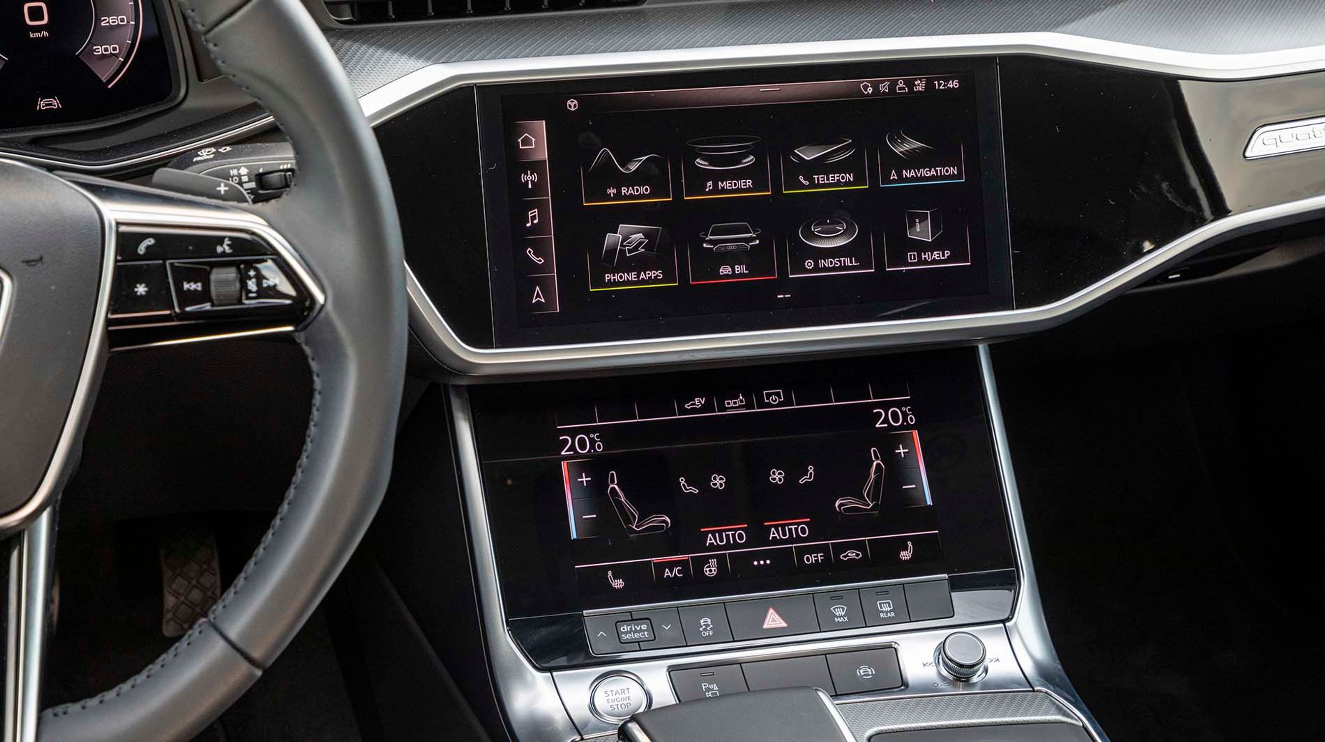 Fra den nederste skærm styres bl.a. klimaanlægget, mens den øverste står for underholdningen og navigationsanlægget. Skærmene er trykfølsomme og giver et feedback med et klik, når man trykker på dem.