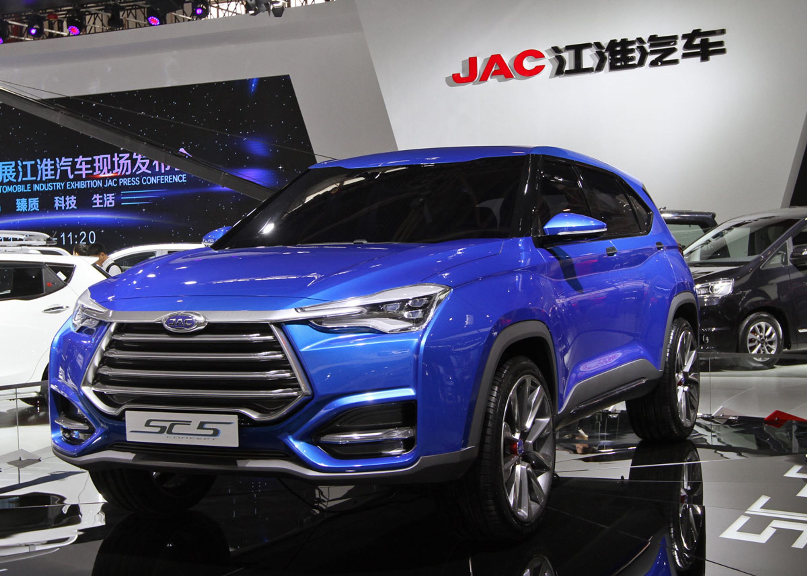 Volkswagens nye ven i Kina, JAC. Firmaet solgte 333.000 biler i årets første halvdel og er Kinas niende største bilproducent. JAC's SUV-salg steg 30 procent, mens dets elbilsalg gik 260 procent frem. Foto: Torben Arent