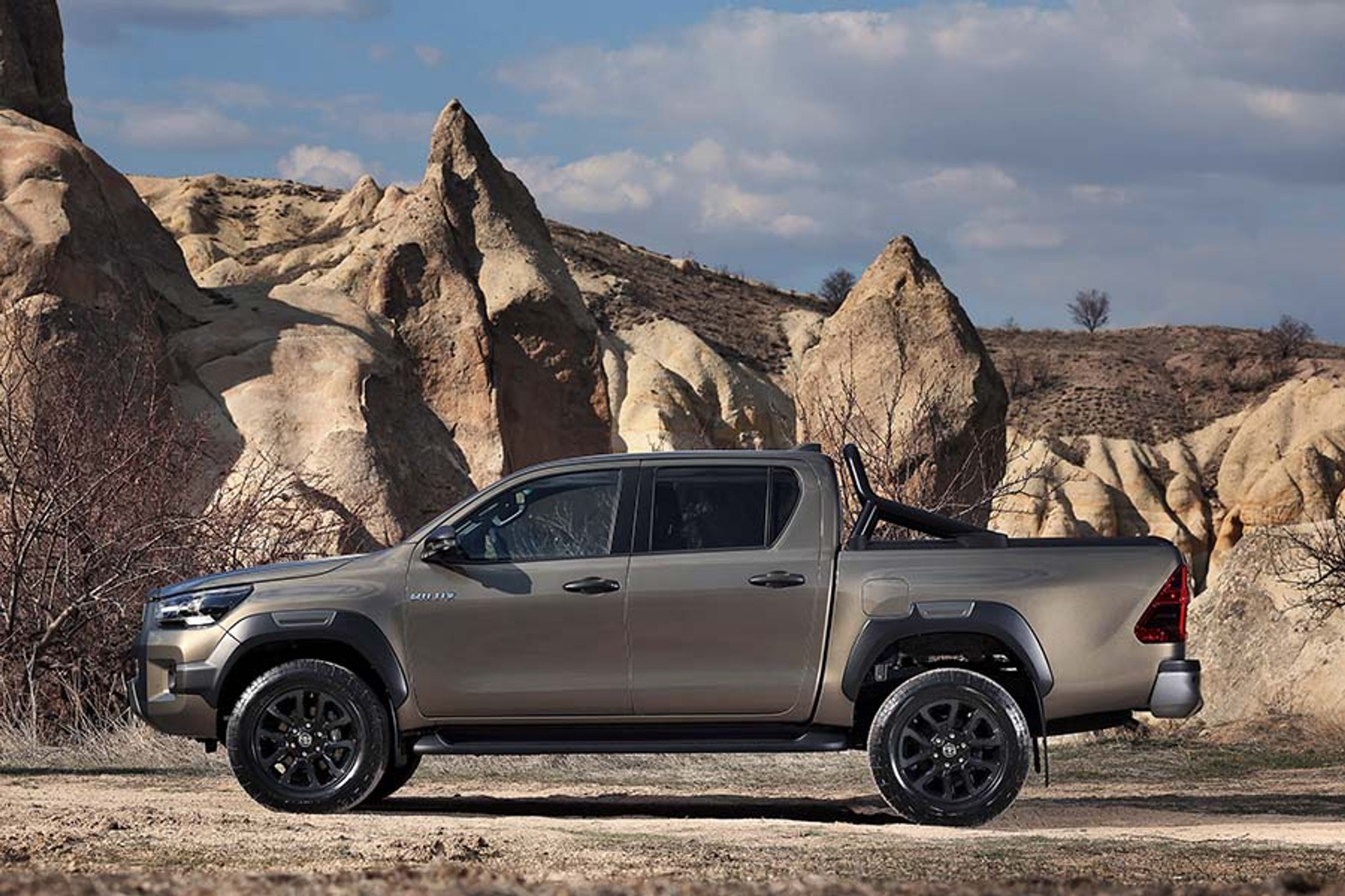 Toyota Hilux kommer i to karrosseri-udførelser. Den billigste er en ExtraCab med to sidedøre, og den dyreste er denne DoubleCab med fire sidedøre. I Danmark er det primært udgaverne på gule plader eller papegøje-plader, der er interessante, og det betyder, at der i Danmark ikke er bagsæde i bilerne.