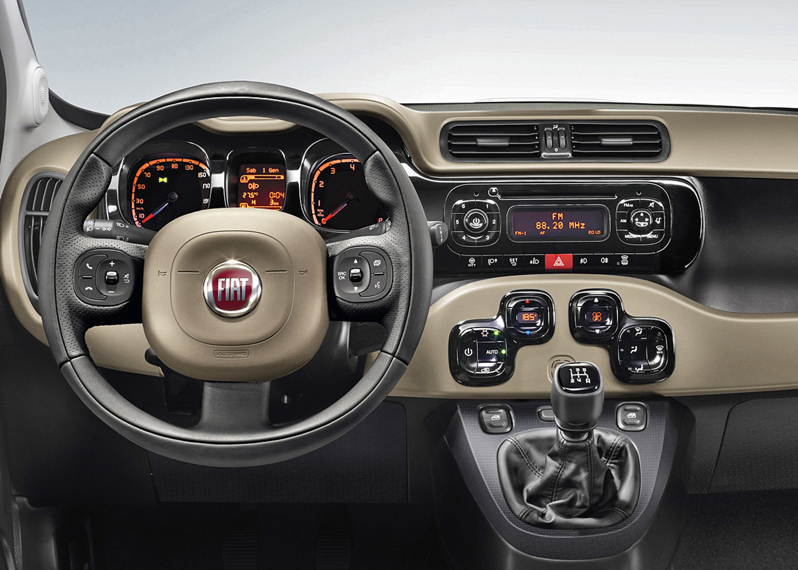 Instrumentbordet er lavet i et stykke, der er indfarvet i en matchende farve. Der er et kæmpe rum til venstre præcis som på den oprindelige Panda fra 1980.