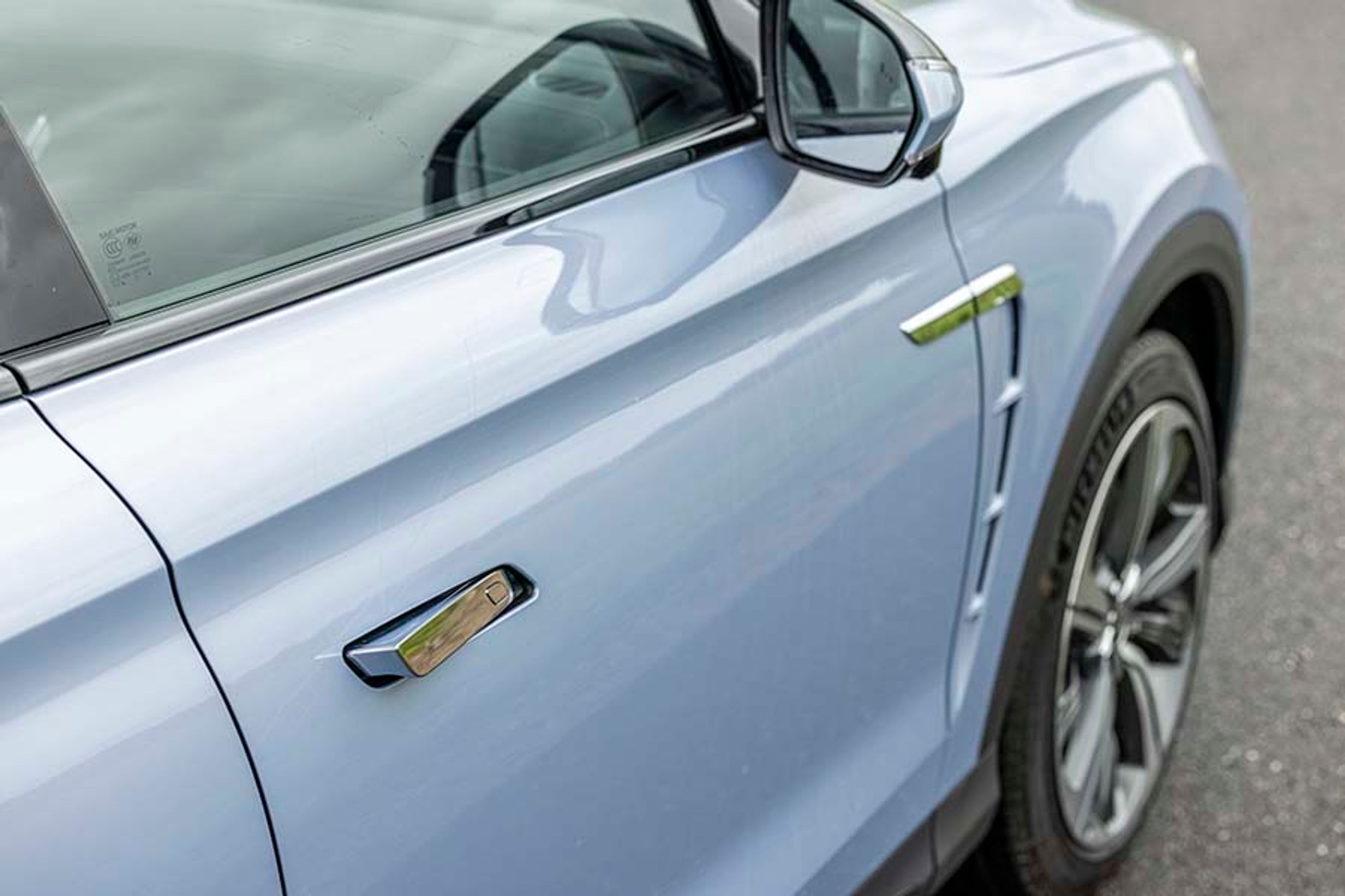 Dørgrebene vipper ud, når man låser bilen op. I praksis føles det som om det ser mere smart ud end det er praktisk.