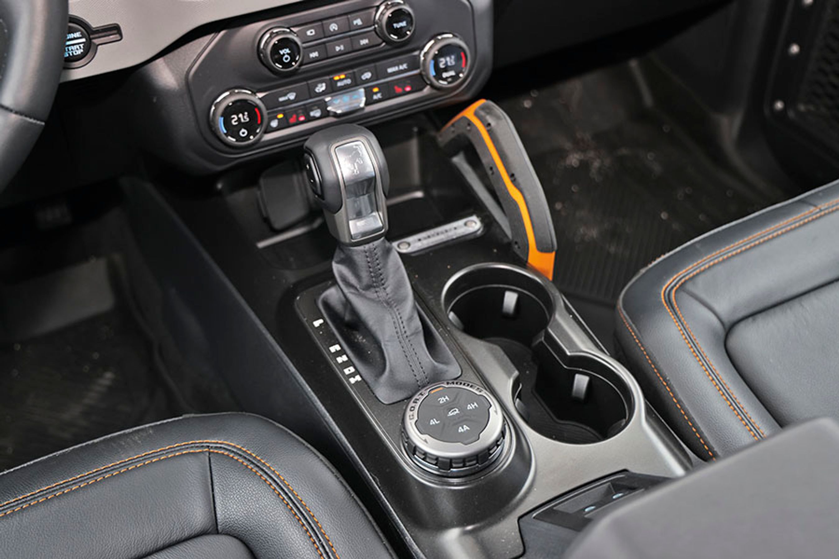 Gearvælgeren er af den klassiske type, hvor man selv skal flytte den fra P til D, når man vil sætte i gang. Fra den store drejeknap bagved er der mulighed for at vælge mellem to- eller firehjulstræk – sidstnævnte endda med reduktionsgear.