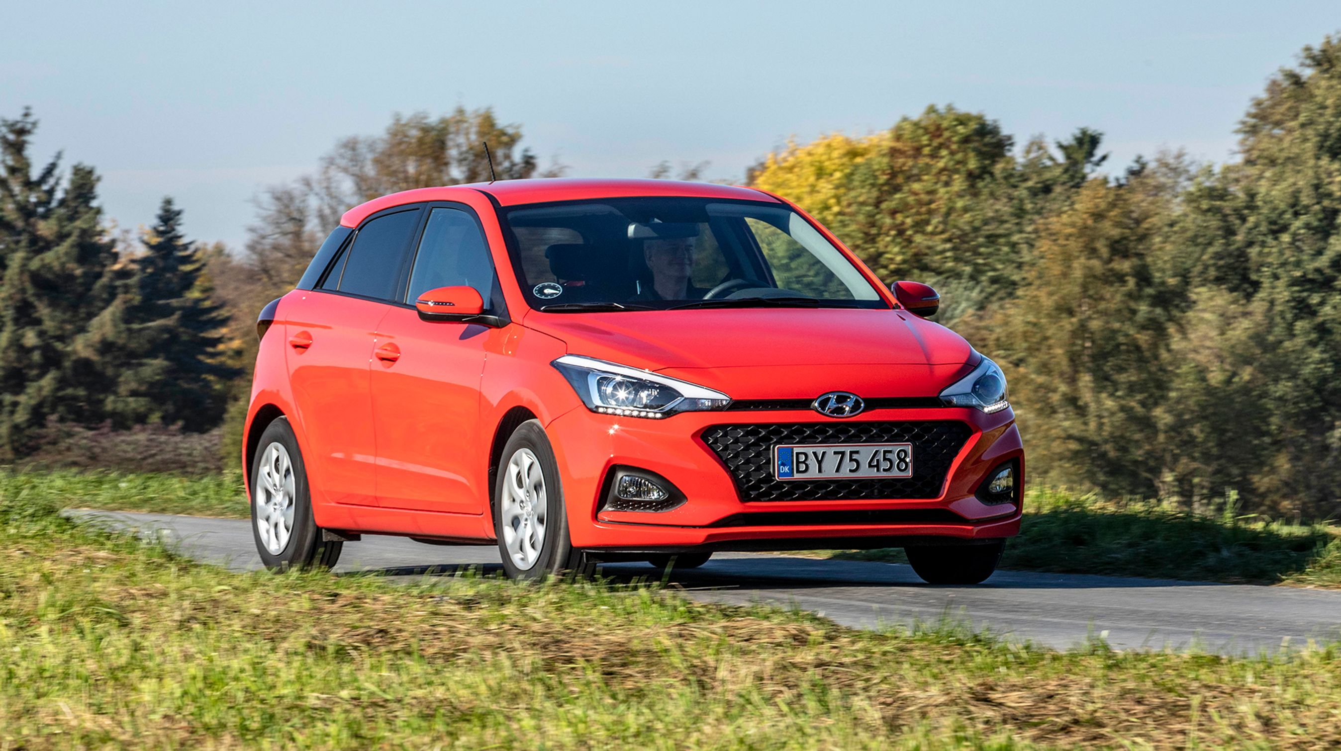 Den faceliftede Hyundai i20 fås kun som femdørs variant og kun med benzinmotorer. Faceliftet ses forfra ved, at kølergrillen og tågelygterne har fået en anden form.