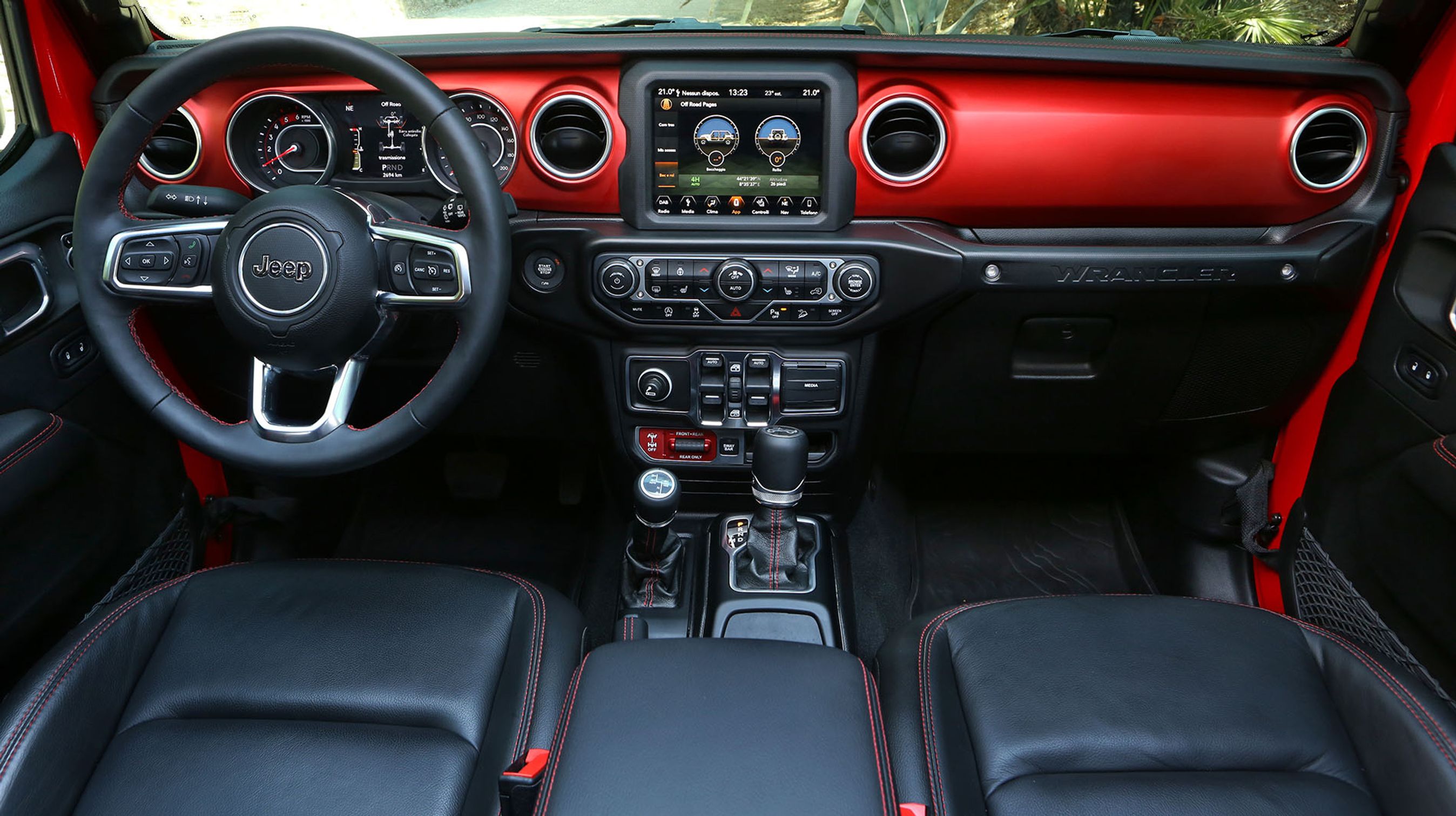 Alt i kabinen kan tåle vand, selv den trykfølsomme skærm. I forhold til tidligere virker Wranglers kabine både solid og lækker. Tidligere var den bare solid.