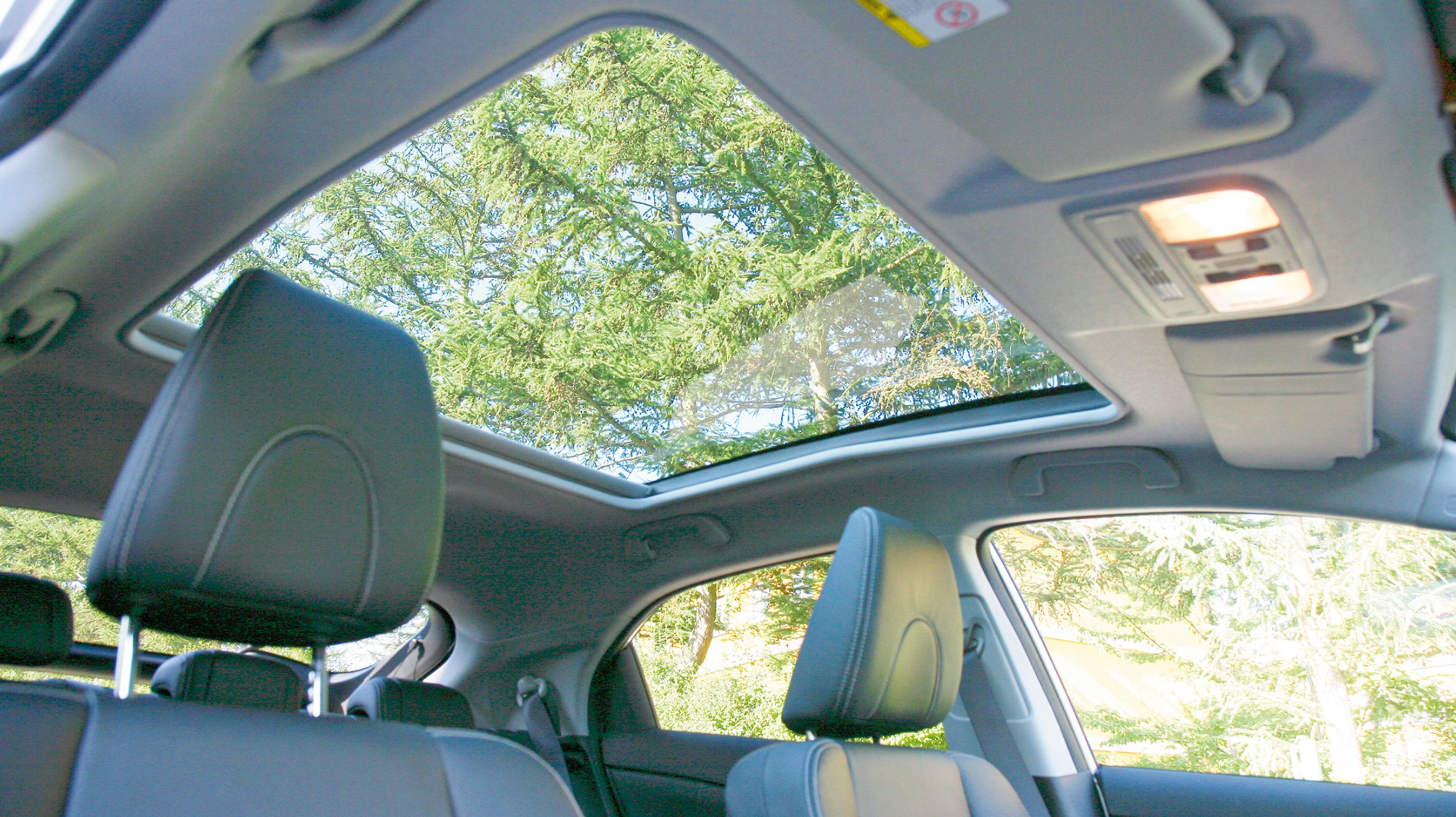 Glastaget giver luft og lys i kabinen, der ellers virker en smule tillukket.