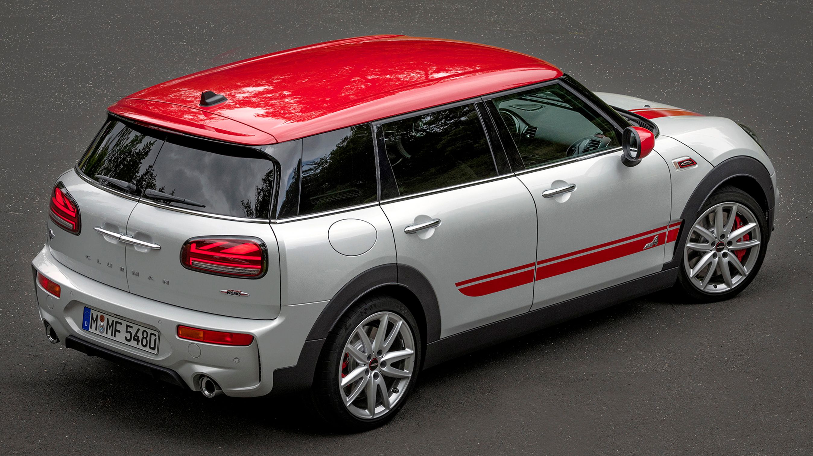 Mini Clubman kan personaliseres i et hav af farvekombinationer og med valg blandt mange klistermærker og lignende. Dermed kan man skabe en bil, der i endnu højere grad skiller sig ud fra mængdenBagi er der to sidehængslede fløjdøre.