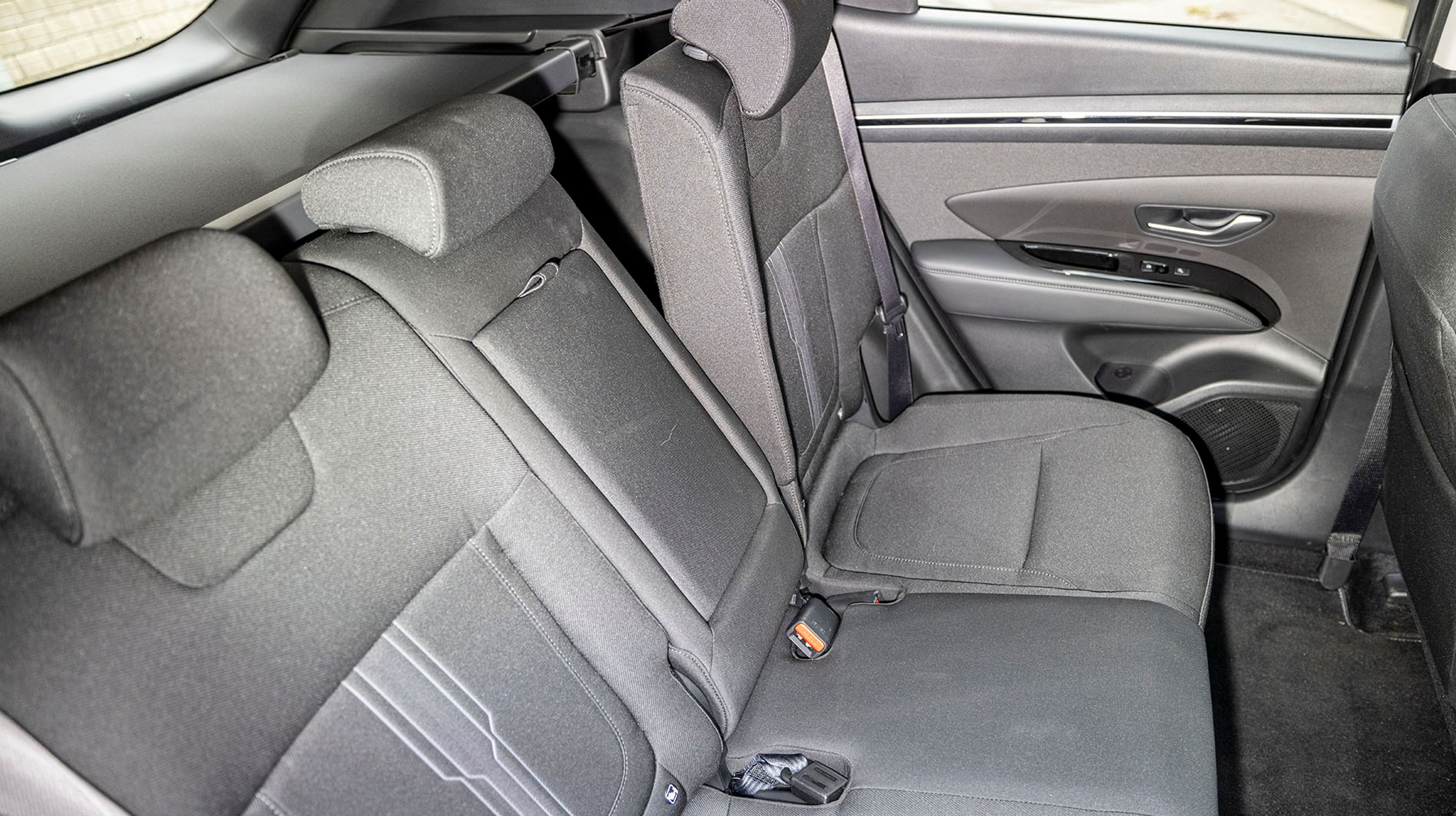 Man kan justere bagsædets ryglæn i vinklen. Dermed kan man enten skabe mere plads til bagagen, eller man kan lægge ryglænet bagud i en soveposition ved kørsel på lange ture.