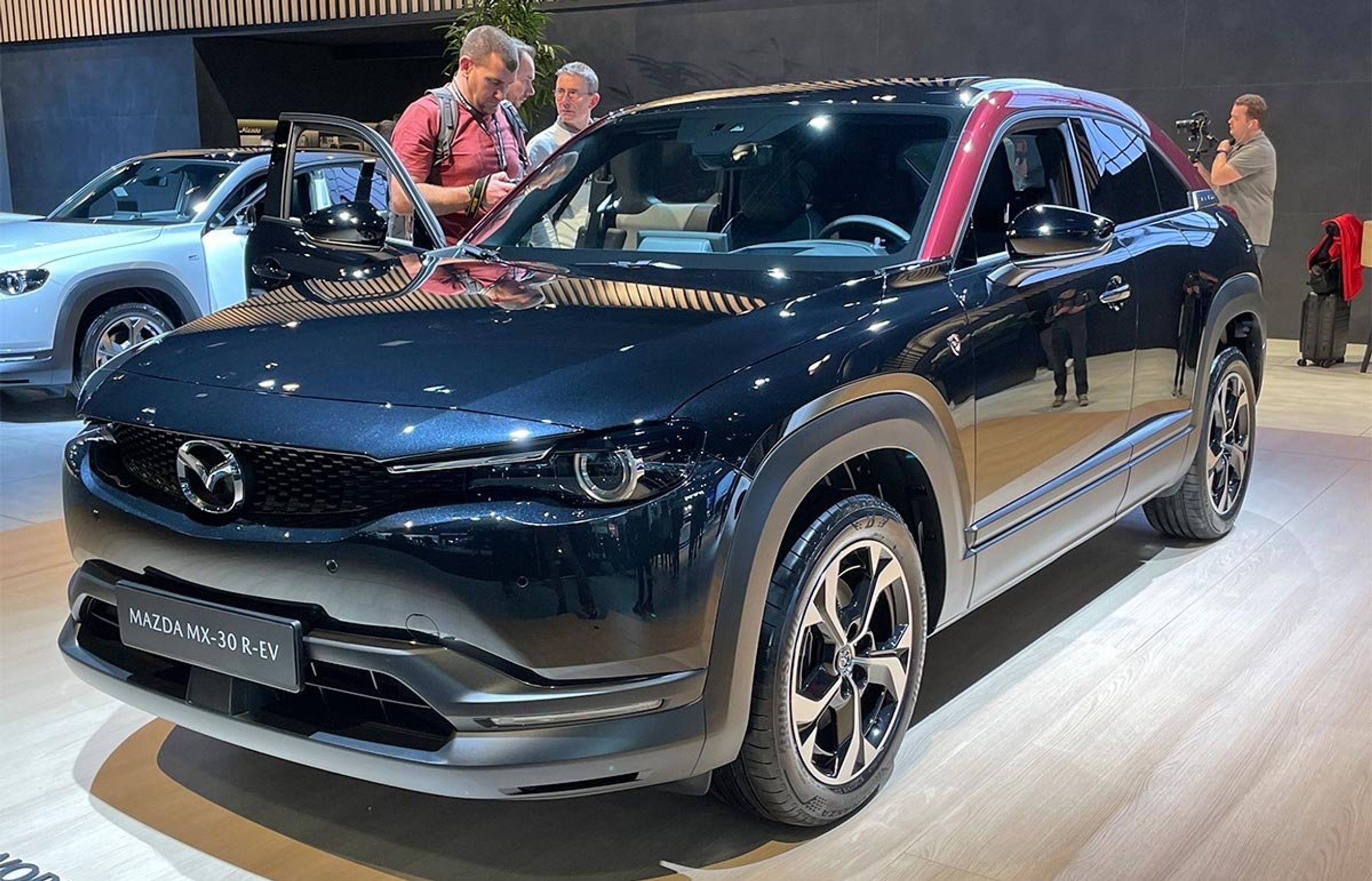 Mazda MX-30 i den nye R-EV-udgave adskiller sig ikke visuelt fra den rene elbil.