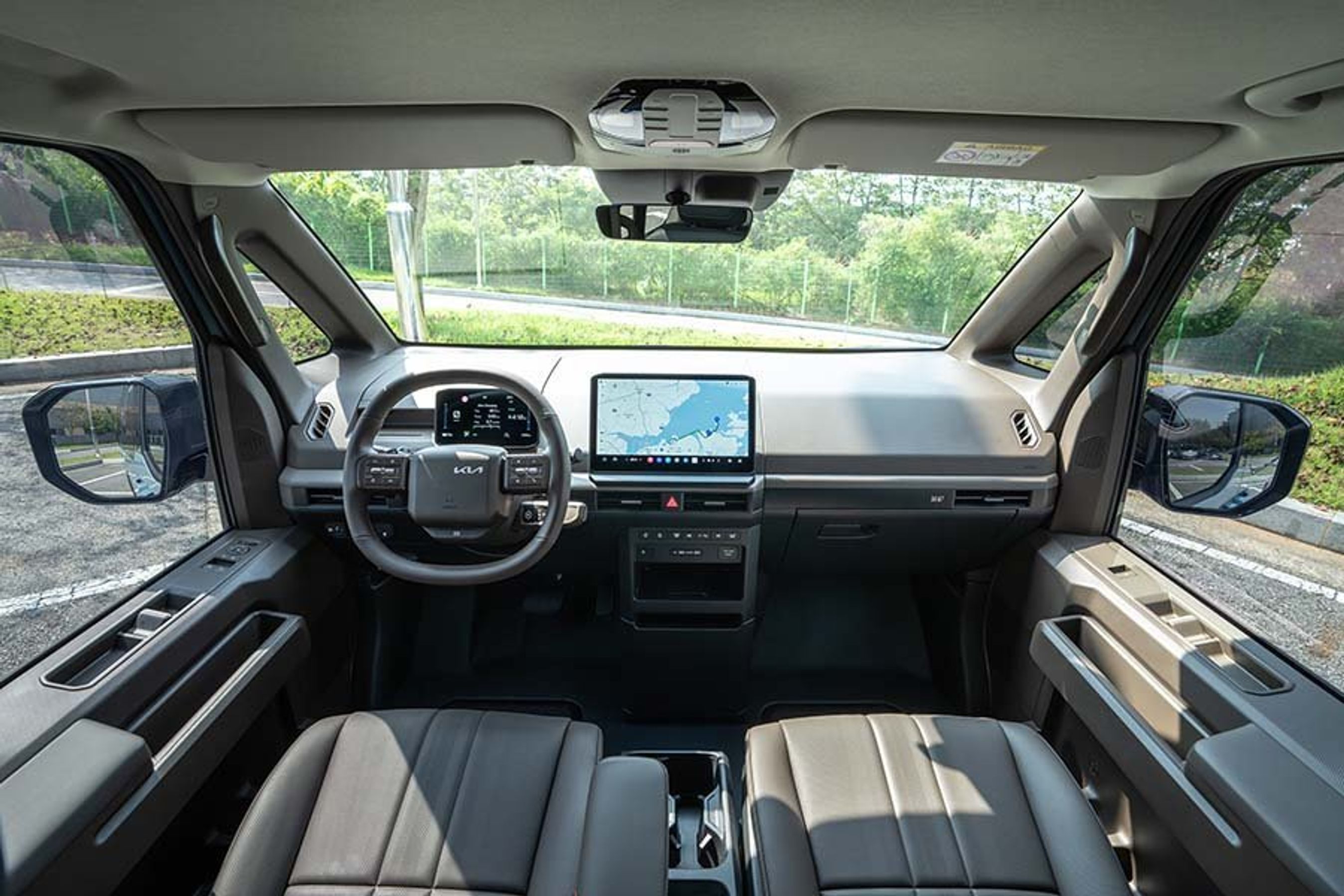 Førerpladsen i en Kia PV5