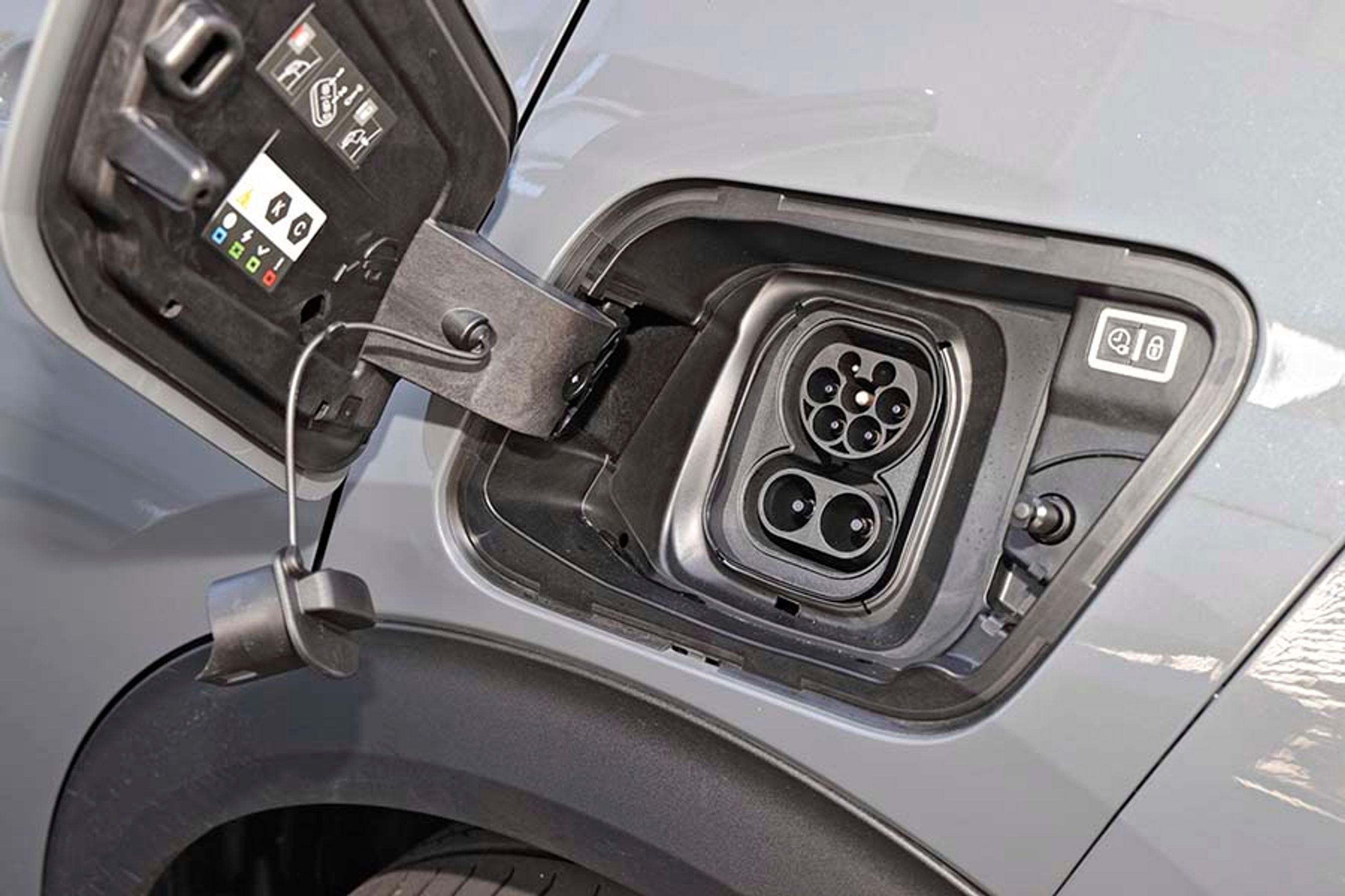 Ladestikket er placeret ved venstre baghjul. Bilen kan AC-lade med op til 11 kW via tre faser, og på farten kan den DC-lade med op til 100 kW.