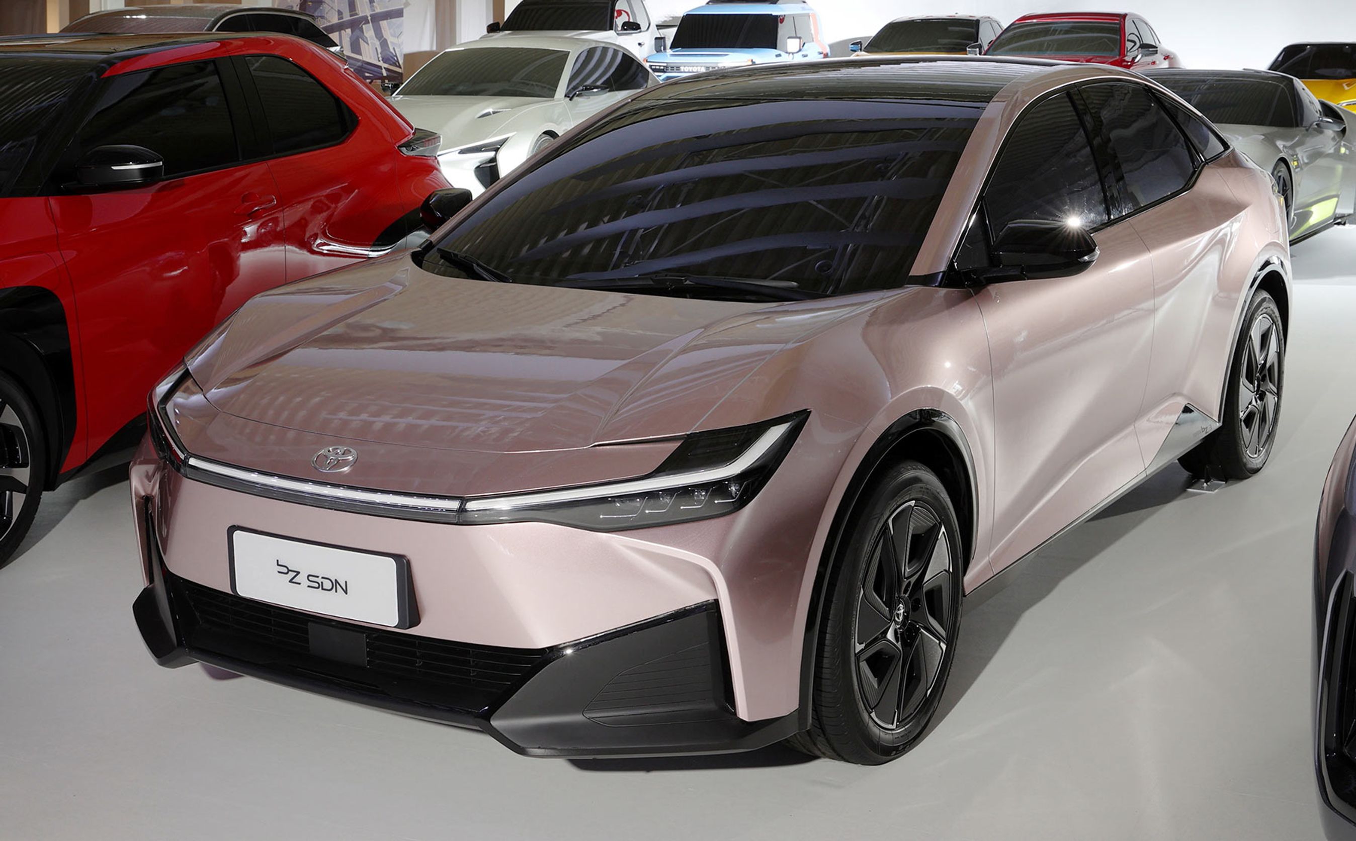 Toyota SDN kaldes en sedan, men ligner en femdørs Corolla, måske lidt større.