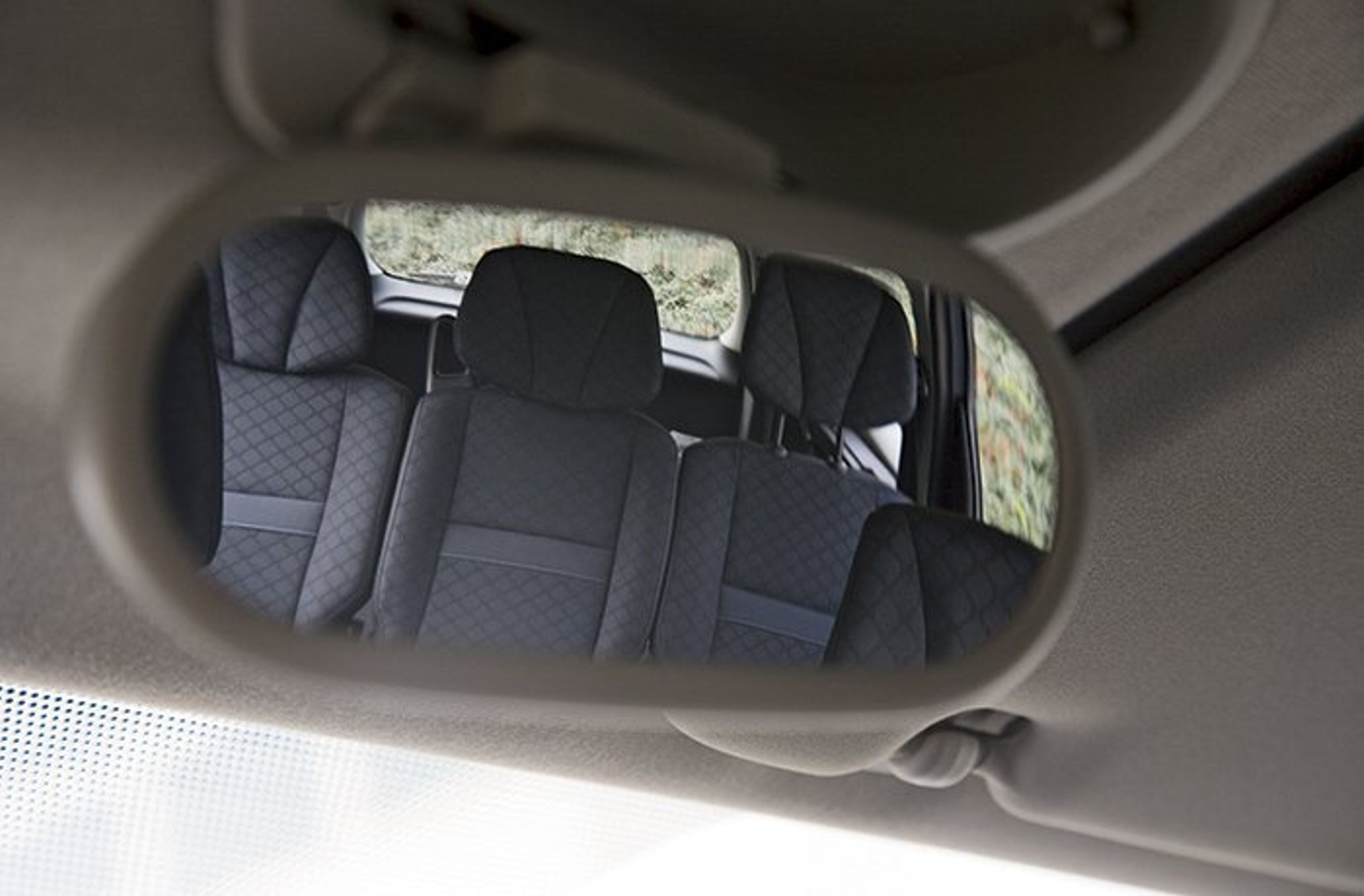 Et lille ekstra indvendigt spejl gør det muligt at holde øje med ungerne på bagsædet