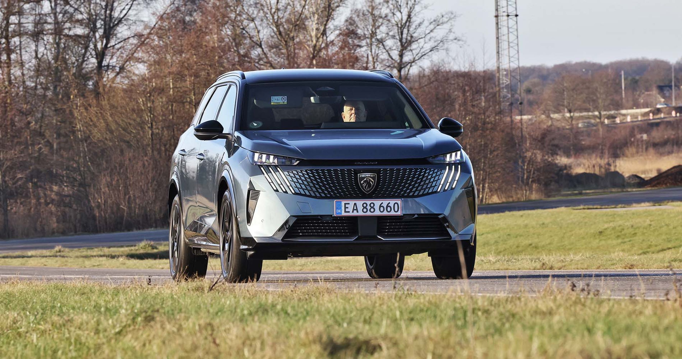 Peugeot E-5008 set forfra, mens den kører på en landevej