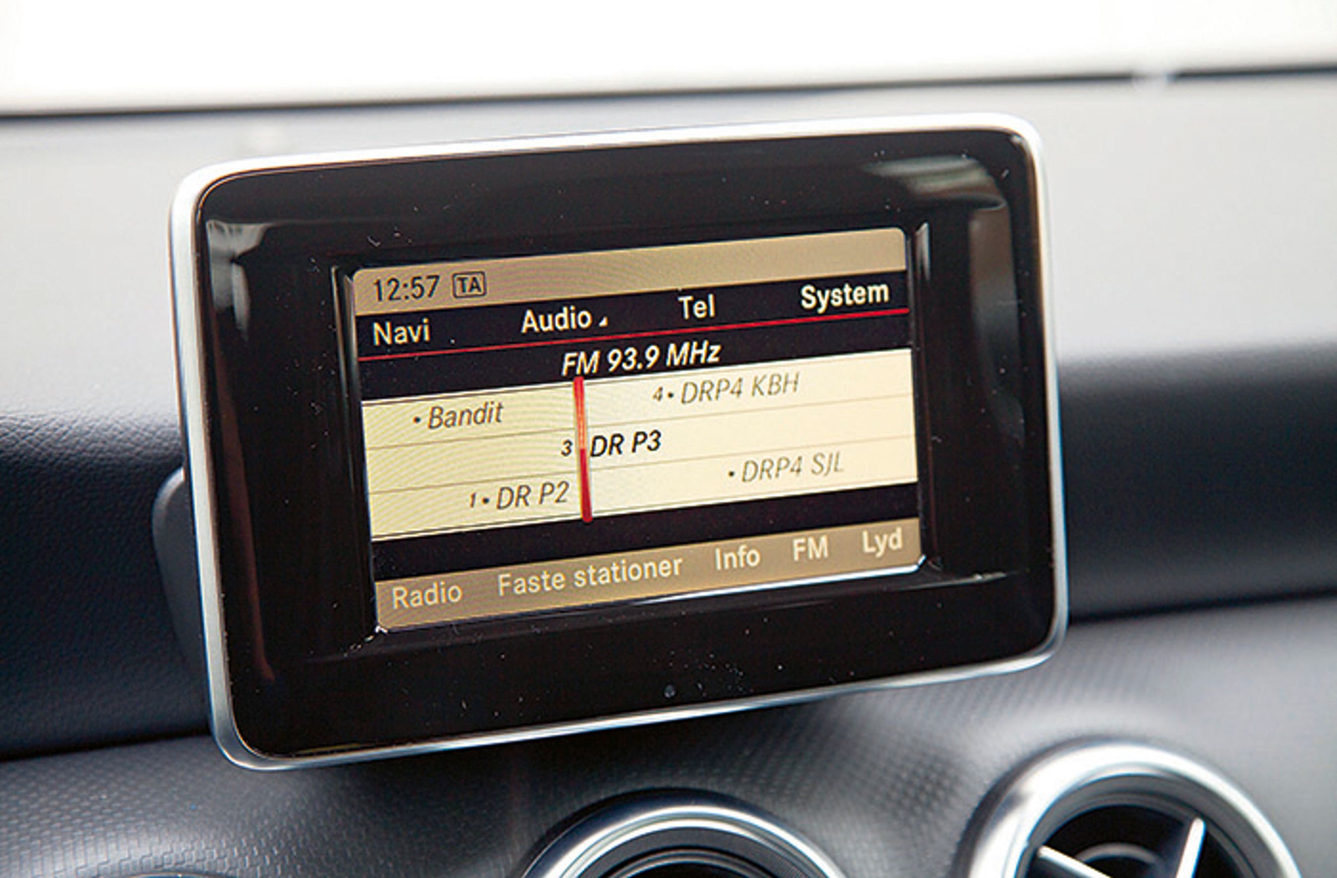 Skærmen i midterkonsollen virker lidt påklistret, men er let at betjene via drejeknappen mellem sæderne.