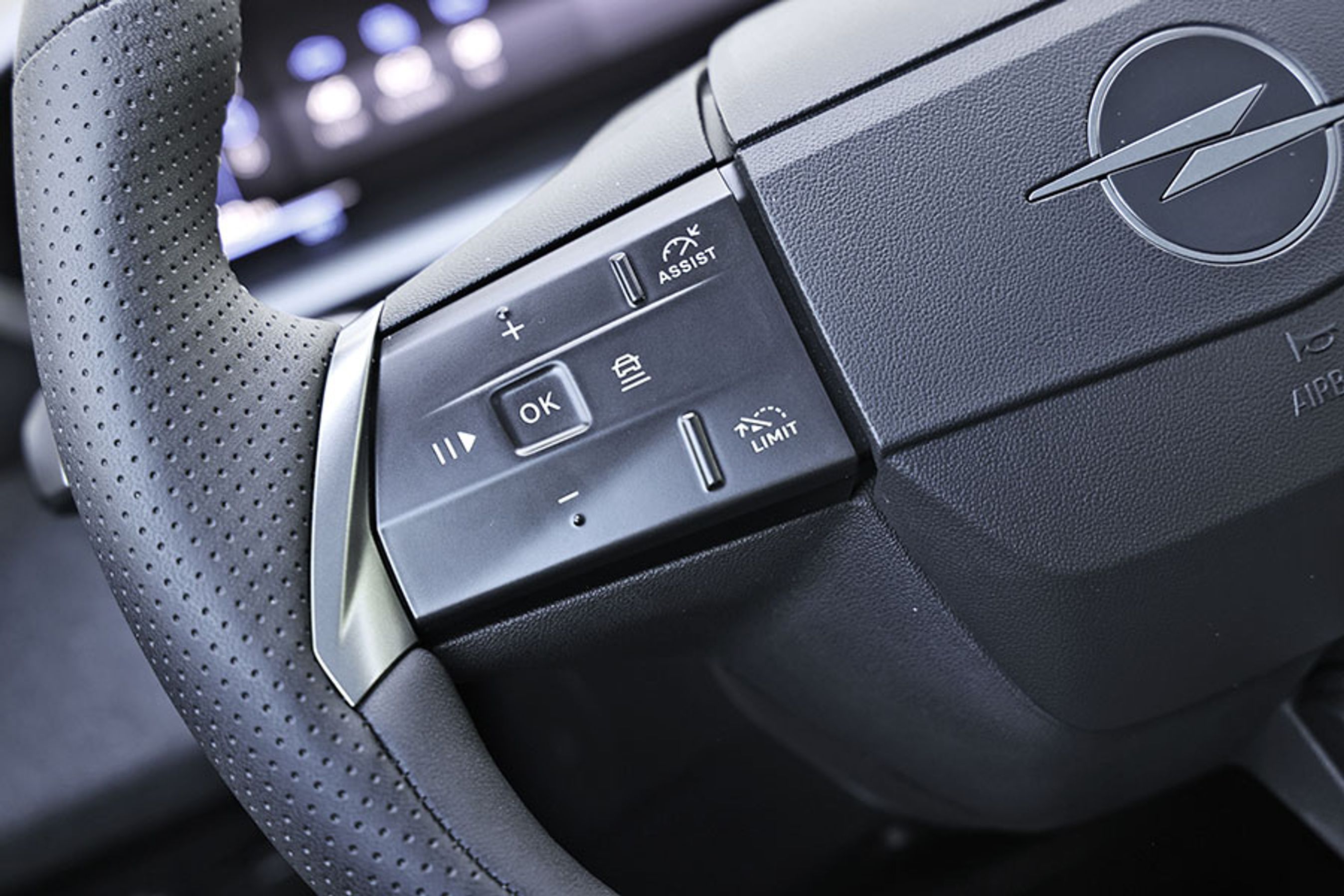 Fra rattet kan man let vælge, om man vil køre med adaptiv fartpilot med eller uden styrehjælp, eller om man vil køre med hastighedsbegrænser. De funktioner er enkle og intuitive at betjene, og man kan let indstille fartgrænsen til det tilladte niveau.