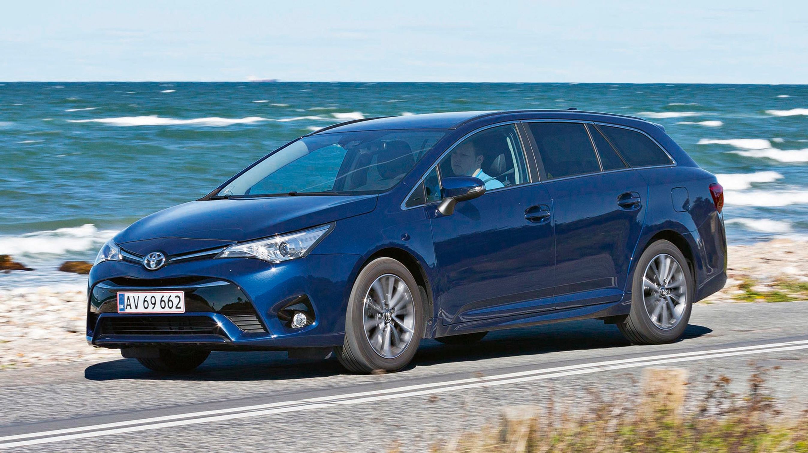 Toyota Avensis er komfortabel på vejen, og styretøjet føles rart. I udgaverne med manuelt gear var koblingsfunktionen ikke helt entydig i sin funktion, og det giver lidt ryk ved igangsætninger.