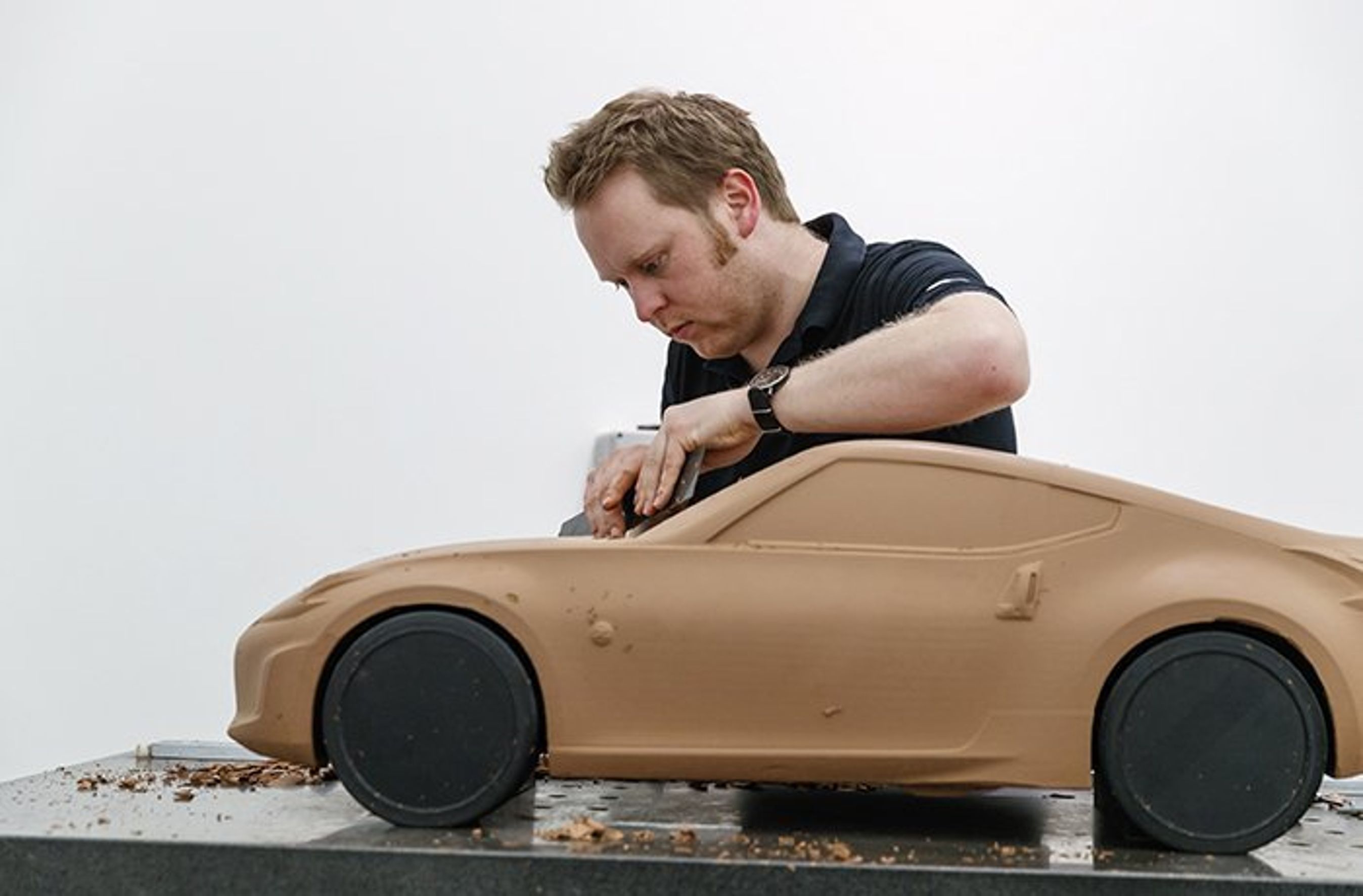 Der laves en skulptur af bilen hos Nissans designcenter i London