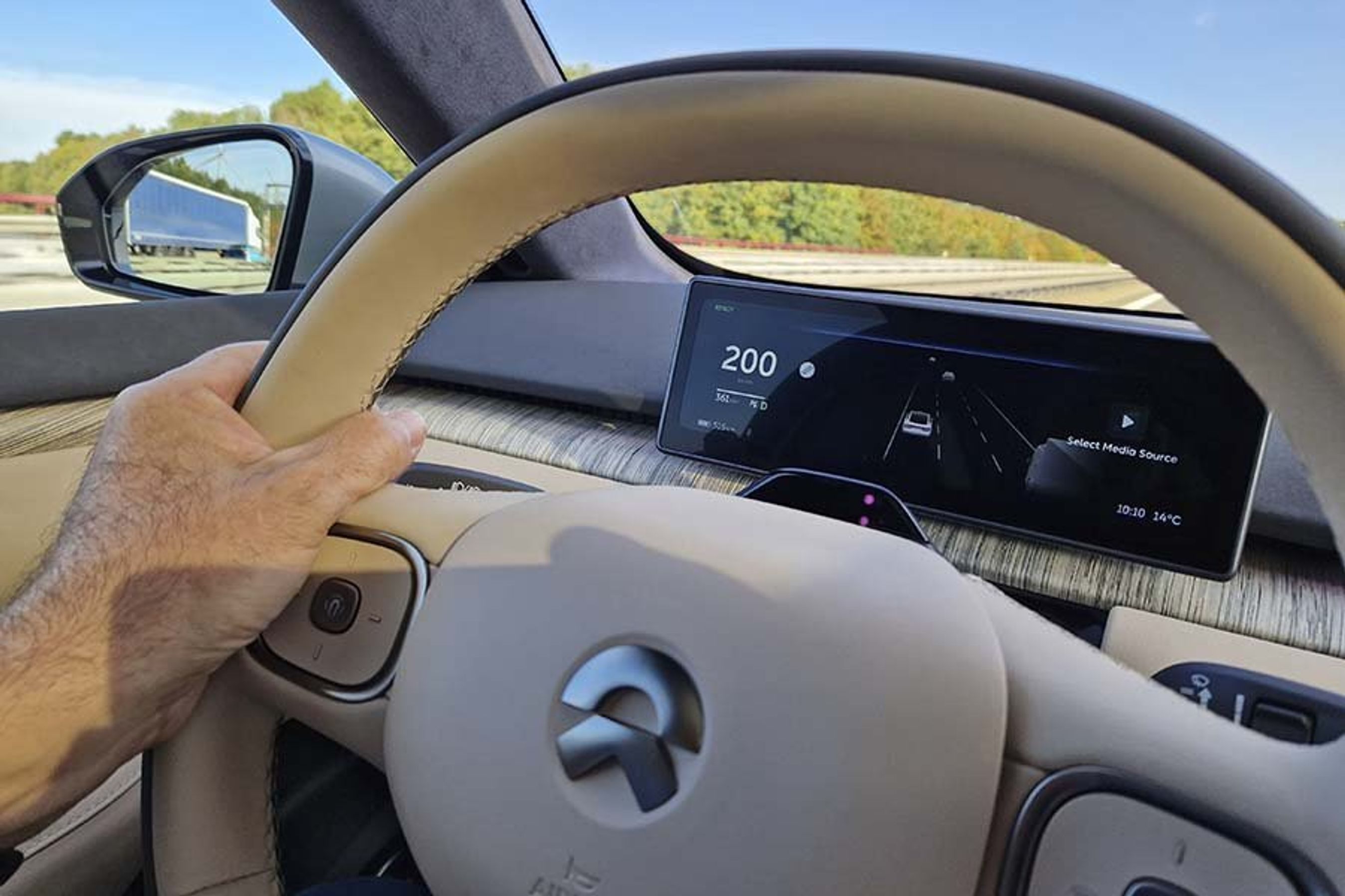 På det lille førerdisplay kan man bl.a. se andre køretøjer forude