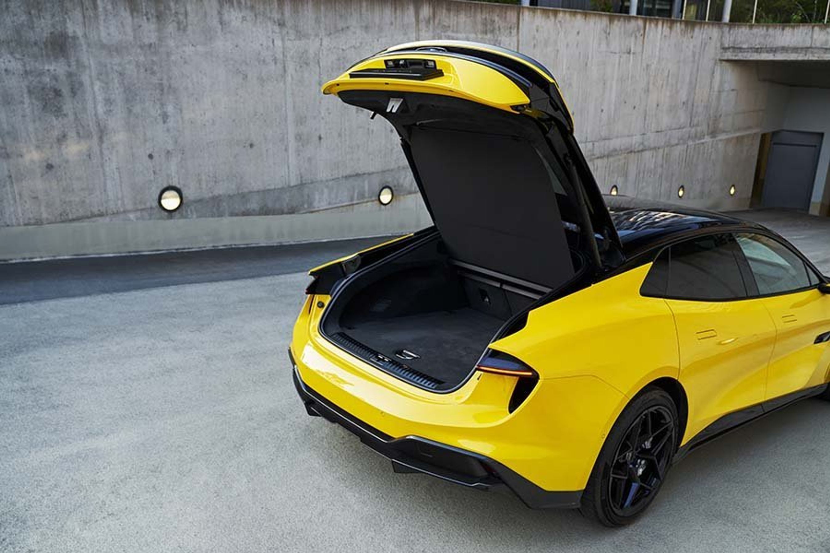 Stor, åben bagklap på en Lotus Emeya