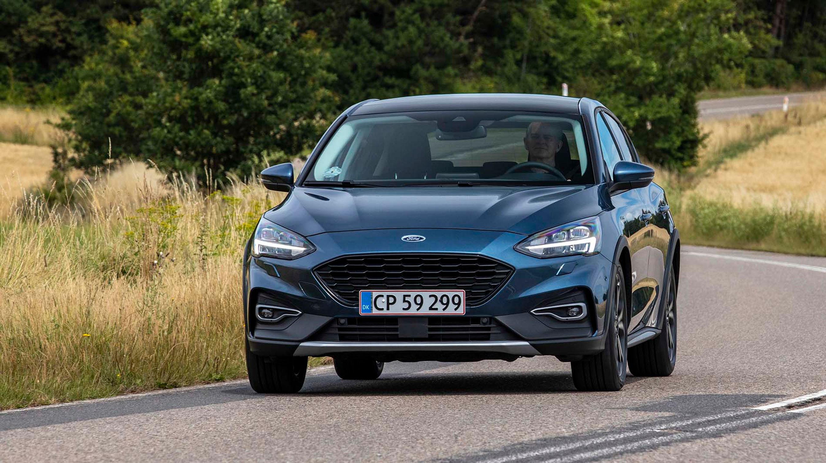 Forfra kan du genkende Active-varianten af Ford Focus på den sølvfarvede kant i bunden af kofangeren. Fra siden kendes den på plastikkanterne rundt om hjulkasserne.