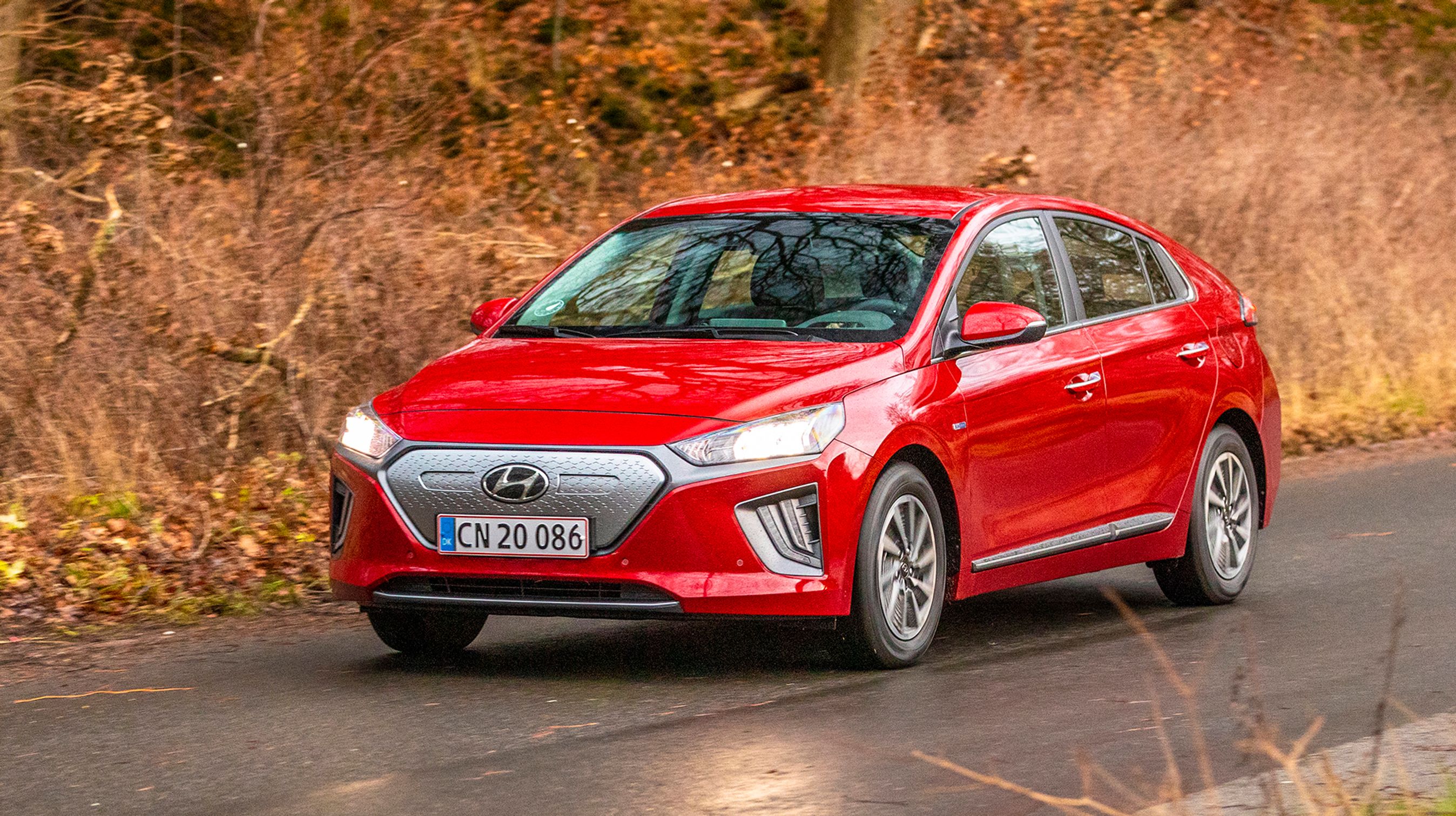 Hyundai Ioniq har fået et lille facelift, men mere interessant er batteriet vokset fra 28 til 38 kWh, hvilket giver en længere rækkevidde. Under vores motorvejstest med 110 km/t. kørte vi 235 km. 