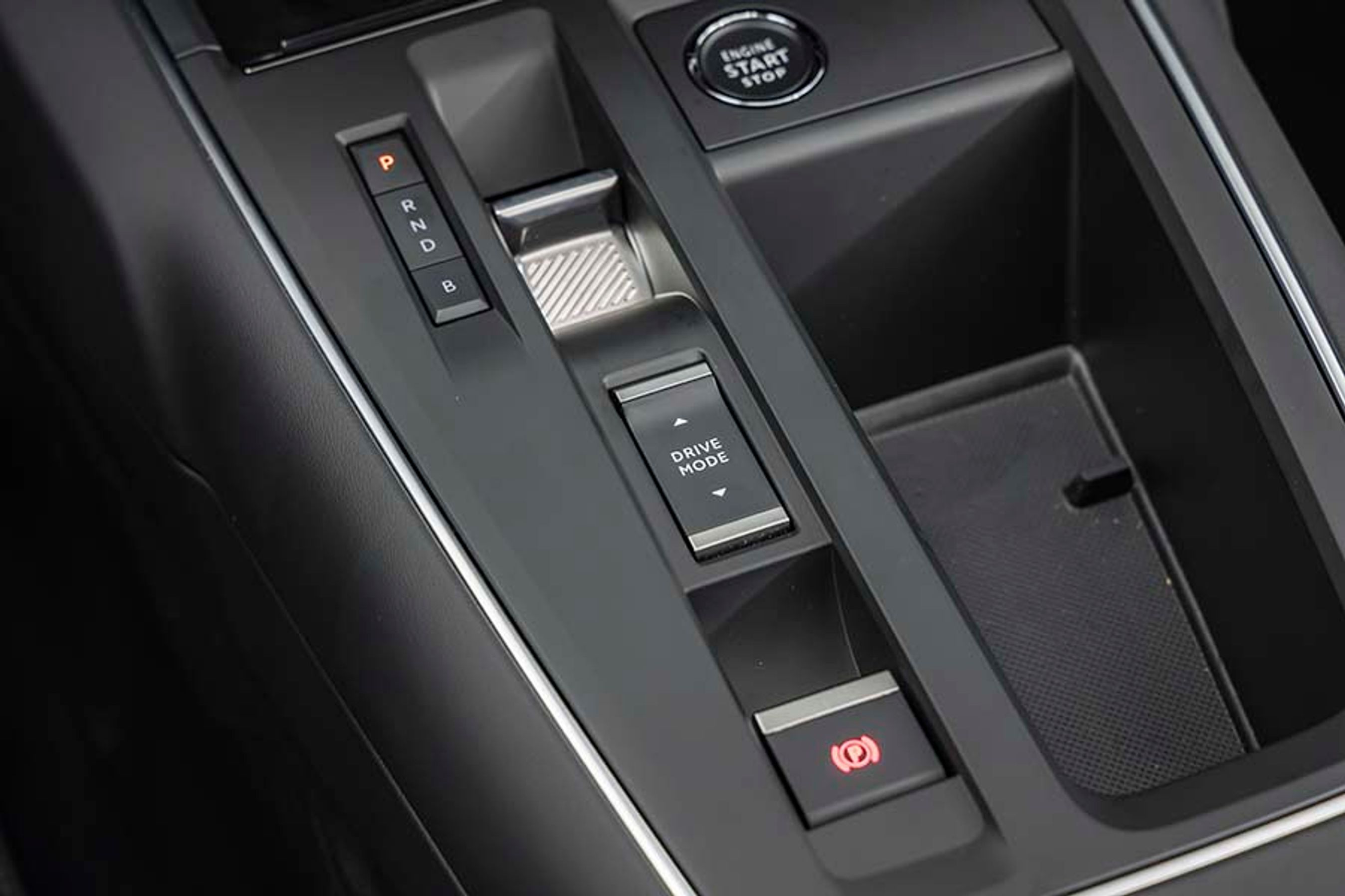 Gearvælgeren mellem forsæderne er nu af samme type som i koncernens elbiler, og den fungerer glimrende. Sætter man den i B, opnår man en lidt kraftigere nedbremsning via elmotoren. Med knappen Drive-mode kan man bede bilen om udelukkende at køre på el.