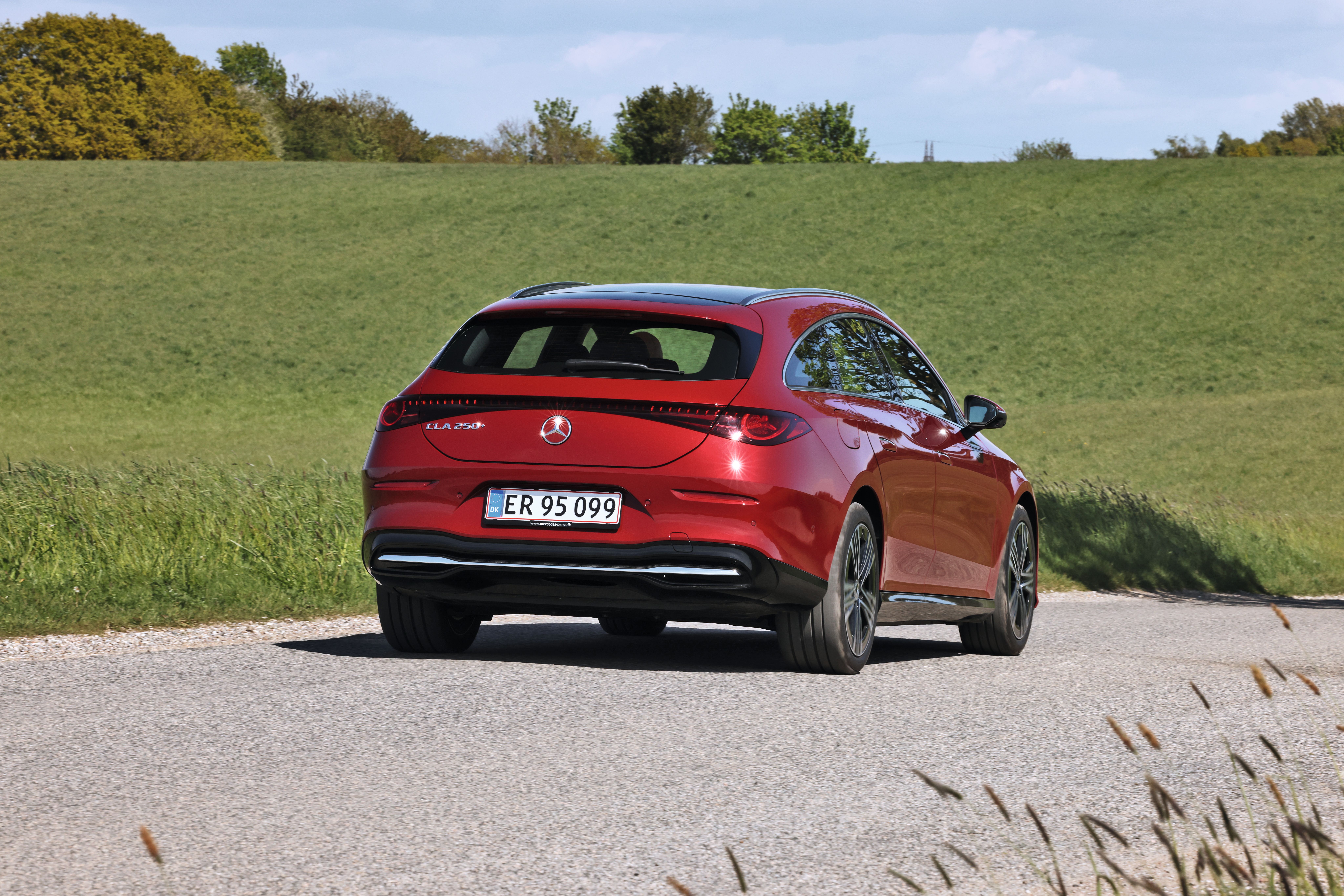 Mercedes-Benz CLA Shooting Brake set bagfra, mens den kører på landevej