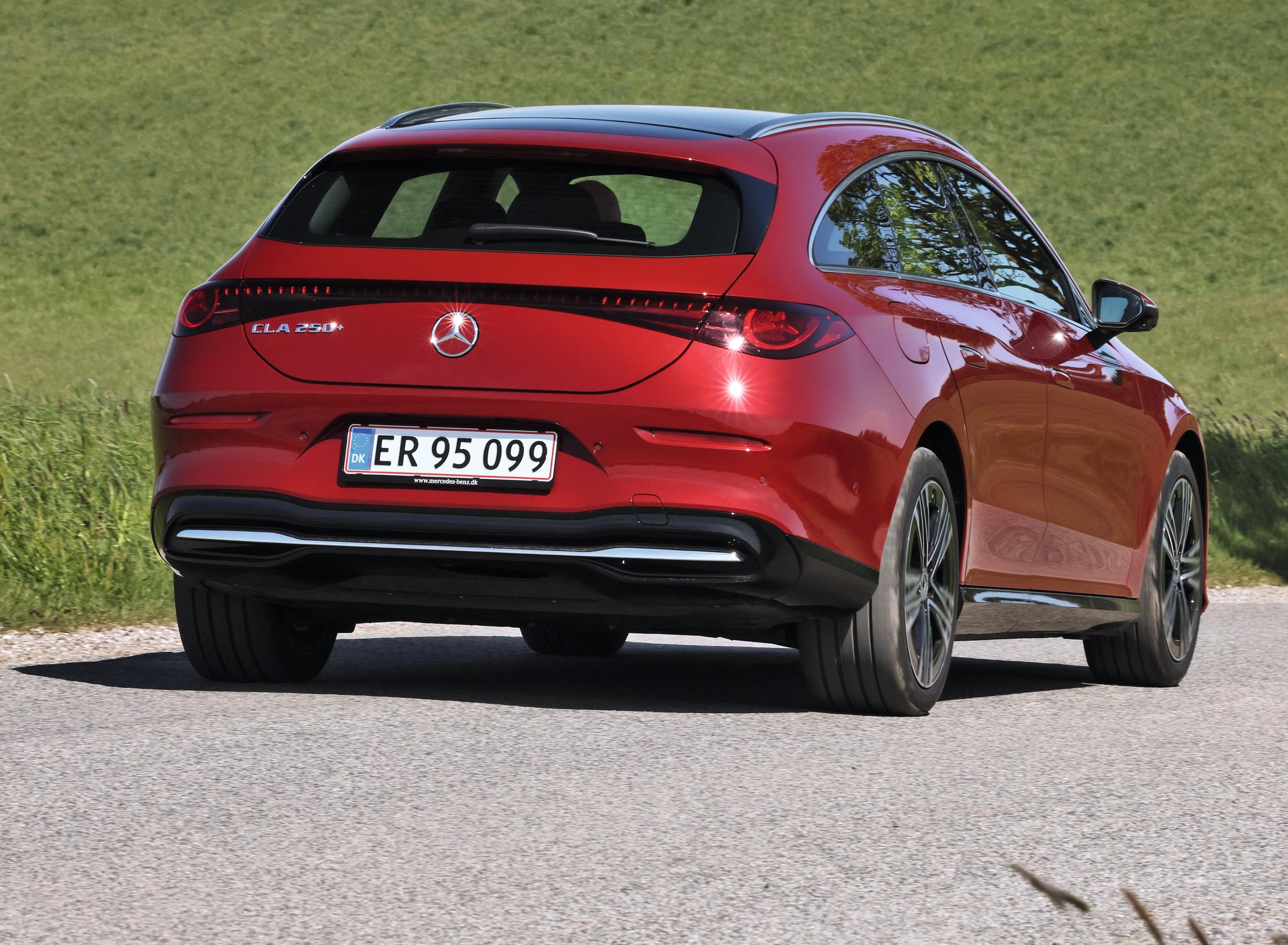 Mercedes-Benz CLA Shooting Brake set bagfra, mens den kører på landevej