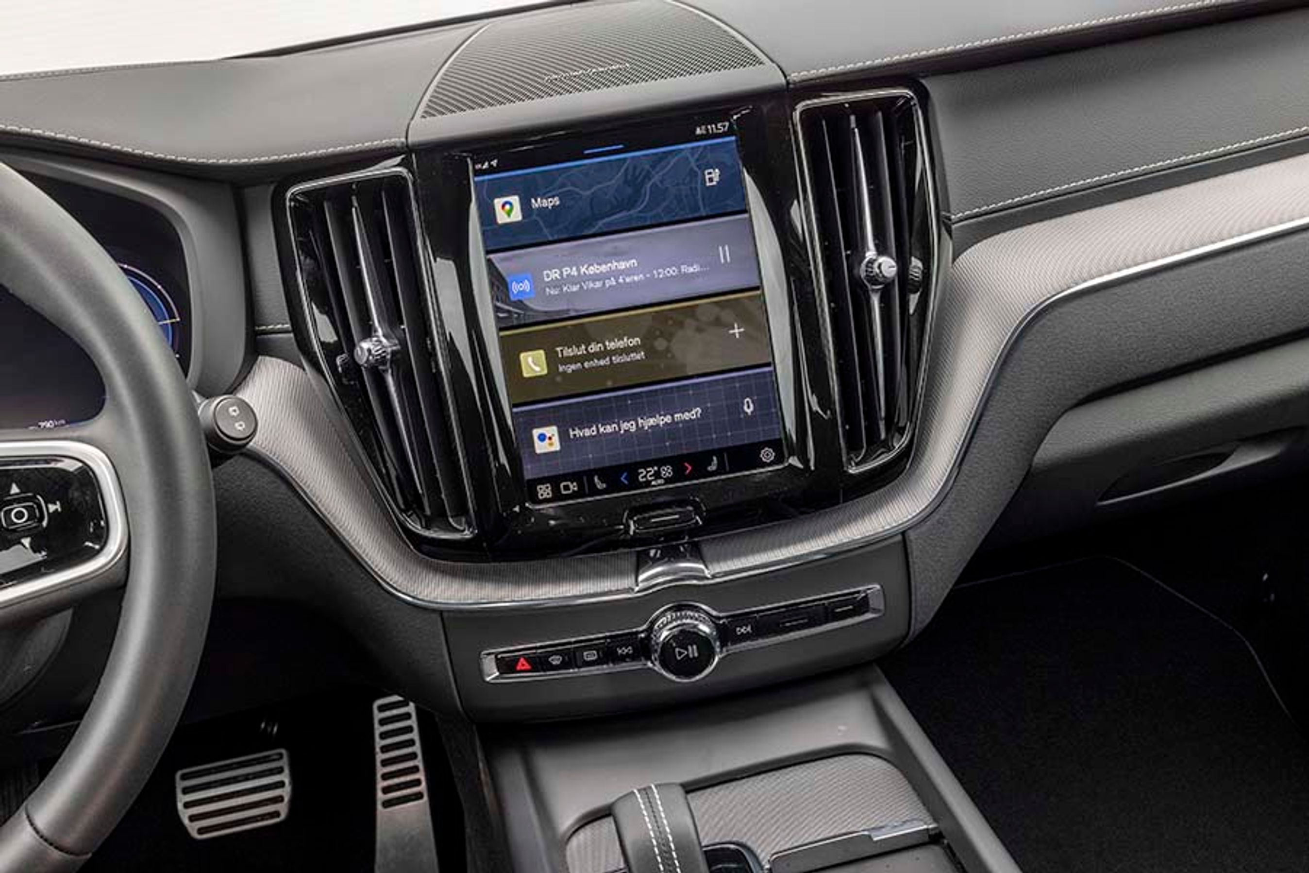 Det er relativt let at skifte mellem skærmens menuer, og der er kun en enkelt knap under skærmen, der altid bringer billedet tilbage til dette udgangspunkt. Man kan også tale til bilen, og den forstår glimrende dansk.