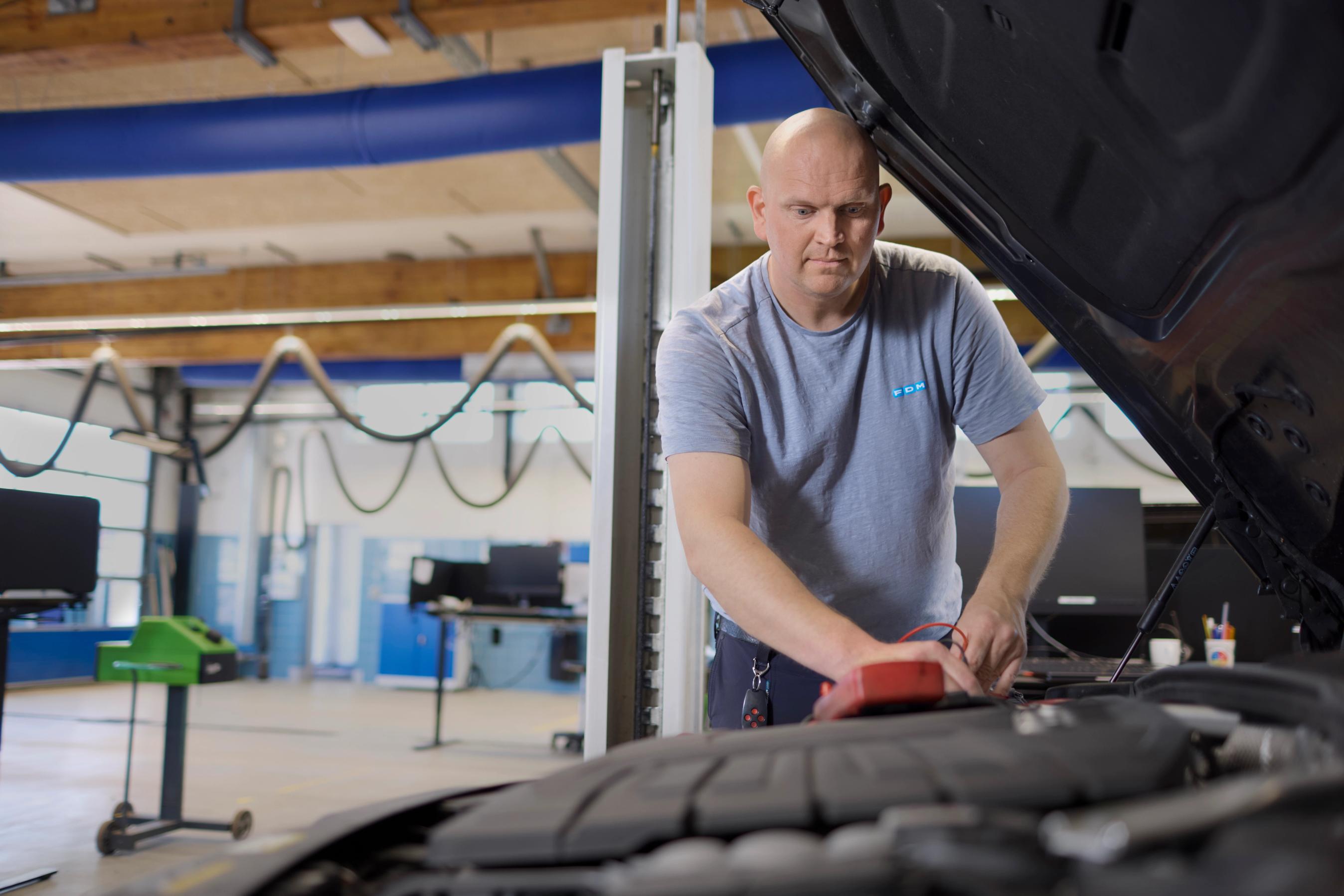 FDM medarbejder tjekker strøm på bil